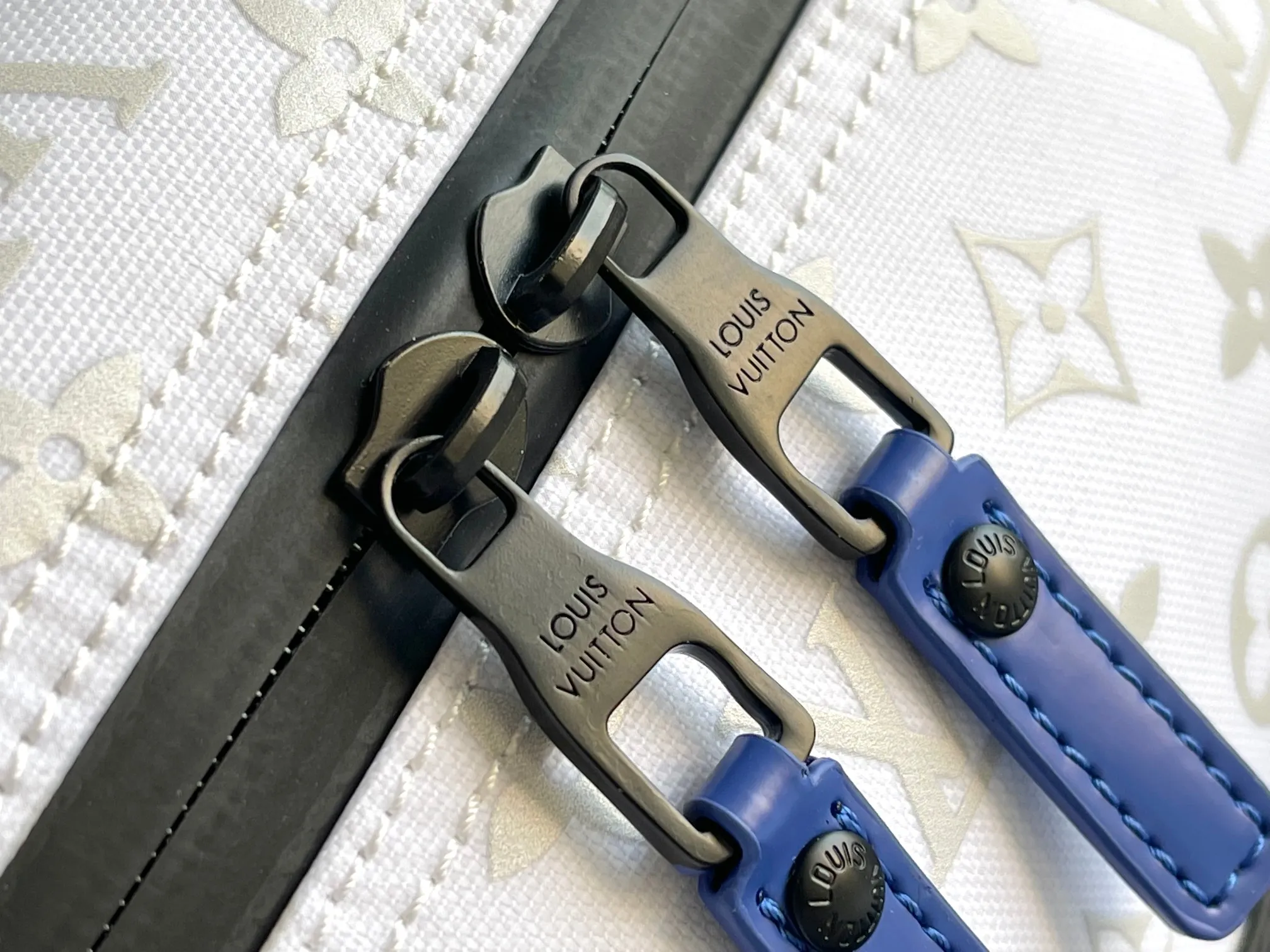 💰1480 (top-grain leather) top original model 23801 Virgil Abloh introduced the Basketball Keepall 55 travel bag from the brand archives to the basketball court, rendering the NBA logo colors and lines for the classic design. Open the flap to reveal the basketball secured by the inner strap under the grid. 55 x 27 x 20 cm