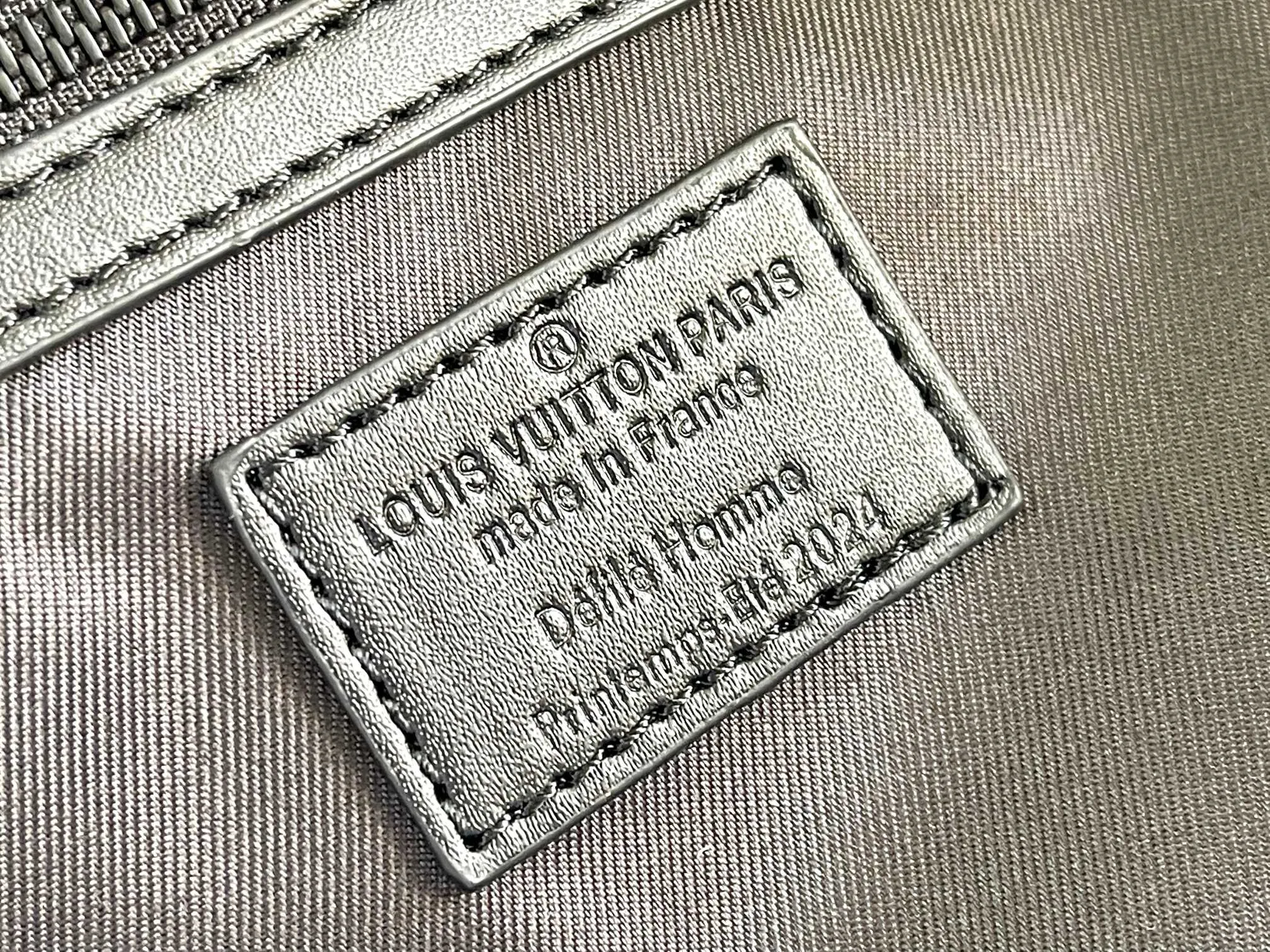 💰1480 (top-grain leather) top original model 23801 Virgil Abloh introduced the Basketball Keepall 55 travel bag from the brand archives to the basketball court, rendering the NBA logo colors and lines for the classic design. Open the flap to reveal the basketball secured by the inner strap under the grid. 55 x 27 x 20 cm