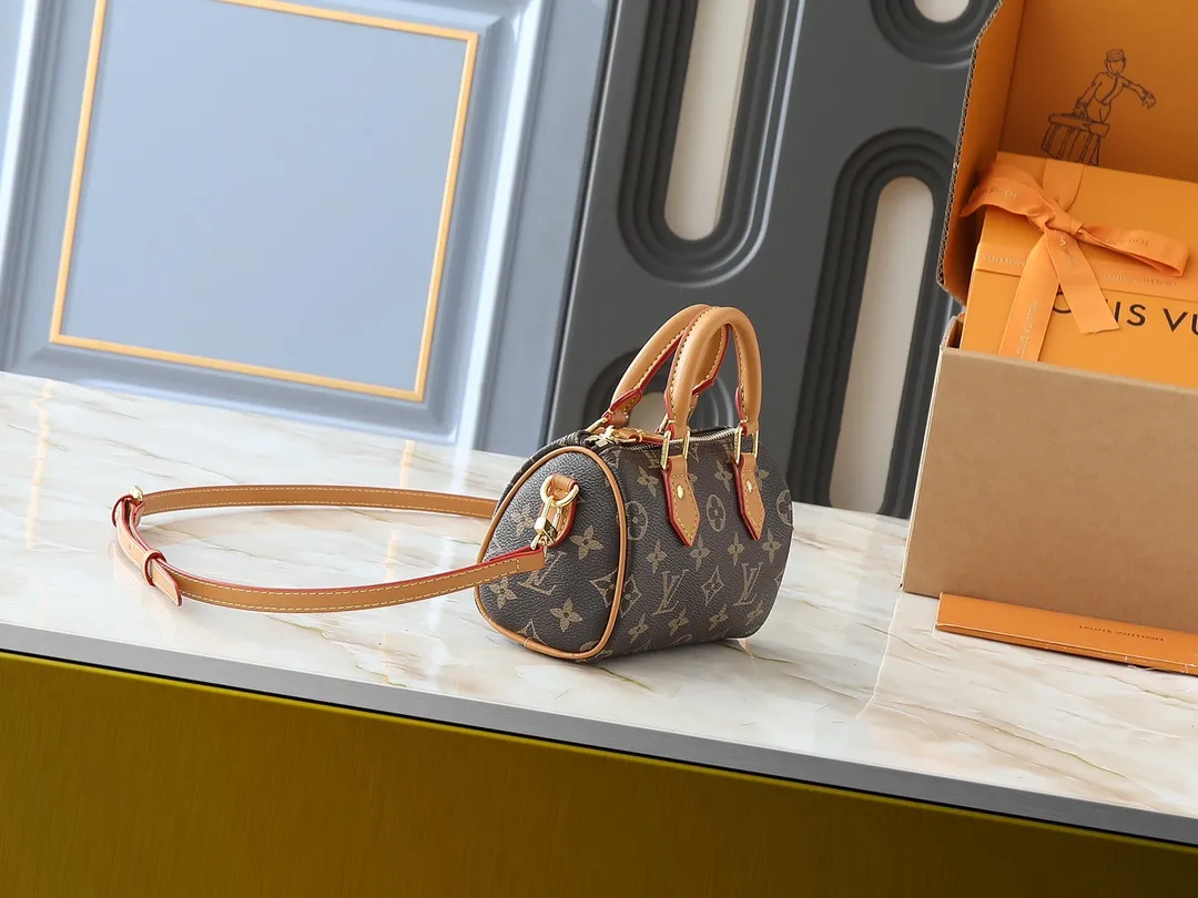 💰140💰The upgraded original M81085 Nano Speedy handbag condenses the classic Speedy handbag structure, with an exquisite design made of Monogram canvas, with distressed cow leather details and metal parts. The handles and removable and adjustable shoulder strap allow for a variety of styling possibilities. Dimensions: 16 x 10 x 7.5