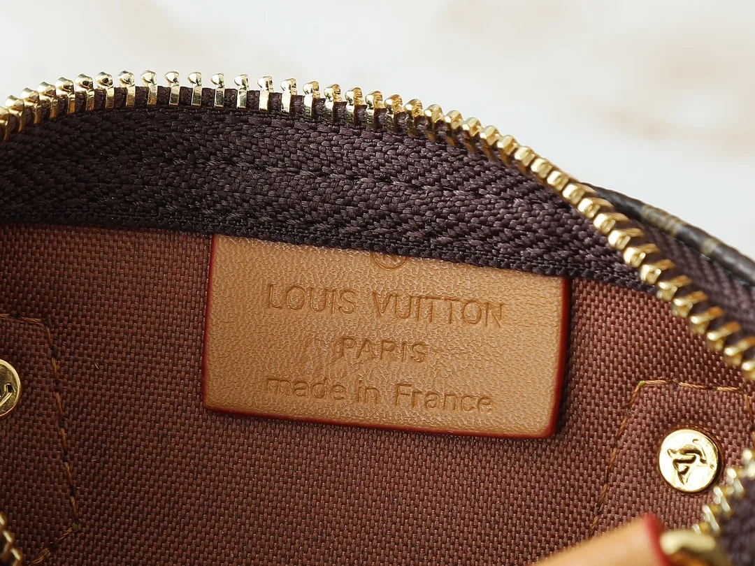 💰140💰The upgraded original M81085 Nano Speedy handbag condenses the classic Speedy handbag structure, with an exquisite design made of Monogram canvas, with distressed cow leather details and metal parts. The handles and removable and adjustable shoulder strap allow for a variety of styling possibilities. Dimensions: 16 x 10 x 7.5
