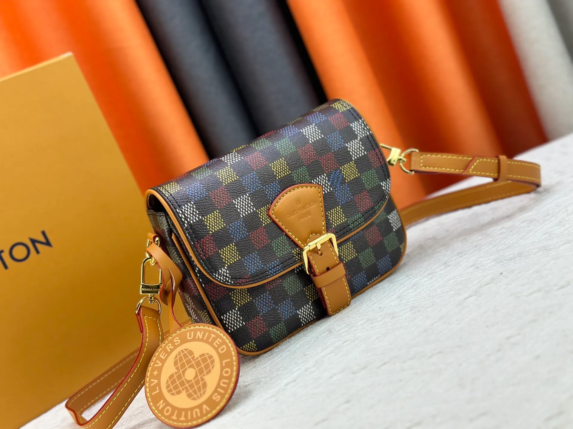 P260 Upgraded original M12694 yellow N00147 checkerboard Montsouris small messenger bag uses Monogram Macassar to create ample space, making it a perfect choice for daily travel. The retro structure and leather shoulder strap can also be easily worn in formal occasions. Dimensions: 20 x 17 x 7 cm (length x height x width)