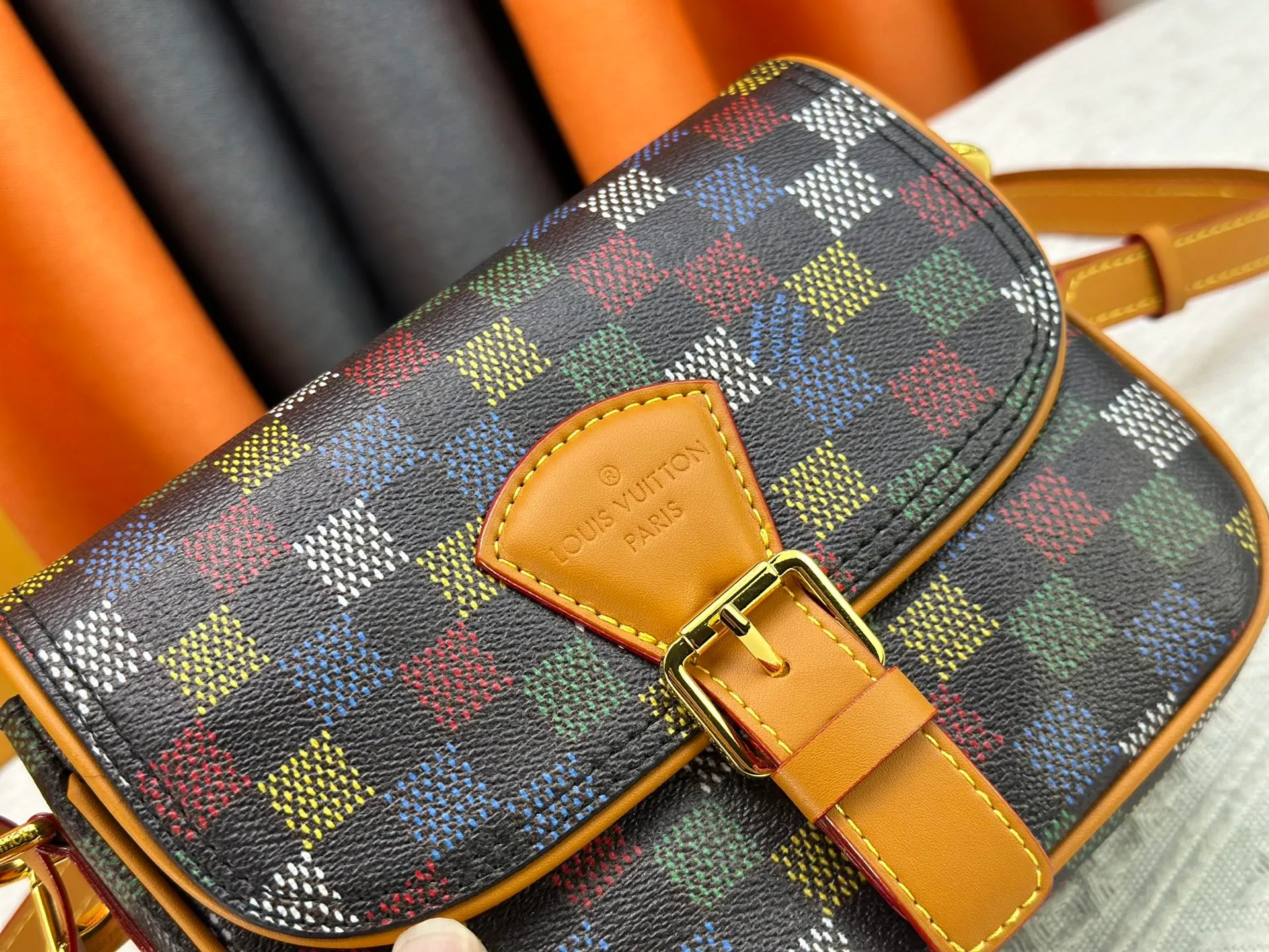 P260 Upgraded original M12694 yellow N00147 checkerboard Montsouris small messenger bag uses Monogram Macassar to create ample space, making it a perfect choice for daily travel. The retro structure and leather shoulder strap can also be easily worn in formal occasions. Dimensions: 20 x 17 x 7 cm (length x height x width)