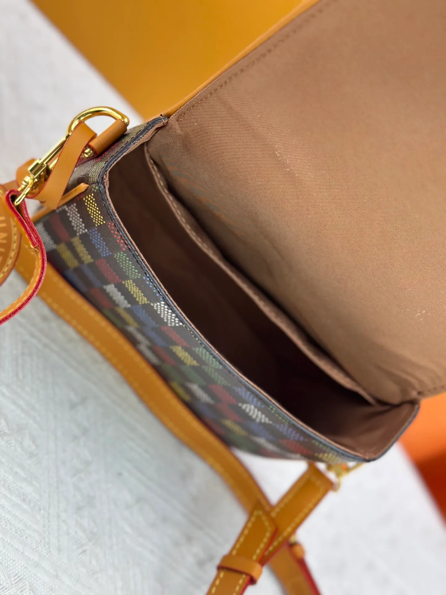 P260 Upgraded original M12694 yellow N00147 checkerboard Montsouris small messenger bag uses Monogram Macassar to create ample space, making it a perfect choice for daily travel. The retro structure and leather shoulder strap can also be easily worn in formal occasions. Dimensions: 20 x 17 x 7 cm (length x height x width)