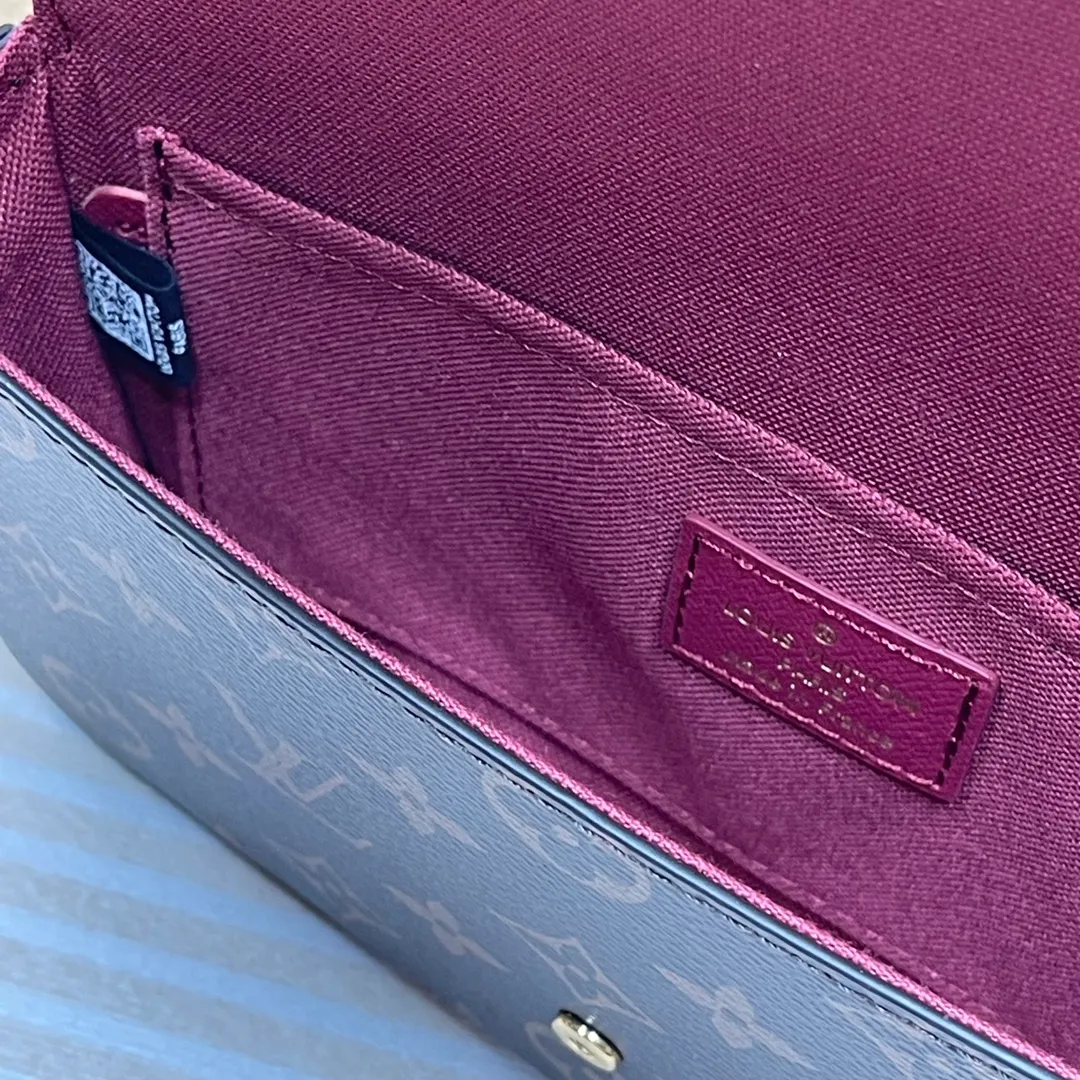 [Upgraded version] P480🐶Upgraded version. High quality. Semi-steel hardware M61276🐶 Comes with complete packaging. The Pochette Felicie handbag is elegant and compact, and contains two detachable pockets. It is a fashionable choice for carrying and organizing your daily necessities. More than just a wallet, it can be used as a charming clutch or small handbag once the gold chain is removed. Dimensions: 21.0 x 11.0 x 2.0 cm