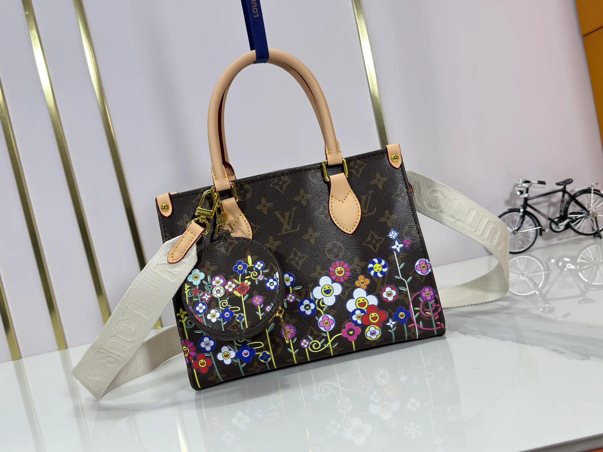 P260 Upgraded original version 🔥New style🔥M45659 M46373 M44571 This OnTheGo small handbag is made of Monogram and Monogram Reverse canvas, with the Monogram Giant pattern embellished on it. The Toron handle and the jacquard textured shoulder strap decorated with the brand's logo create a visual contrast, and the detachable coin bag is suitable for storing change or small items. It combines fashionable charm with various functions, making it a good daily companion. 25.0 x 19.0 x 11.5 cm (length x height x width)