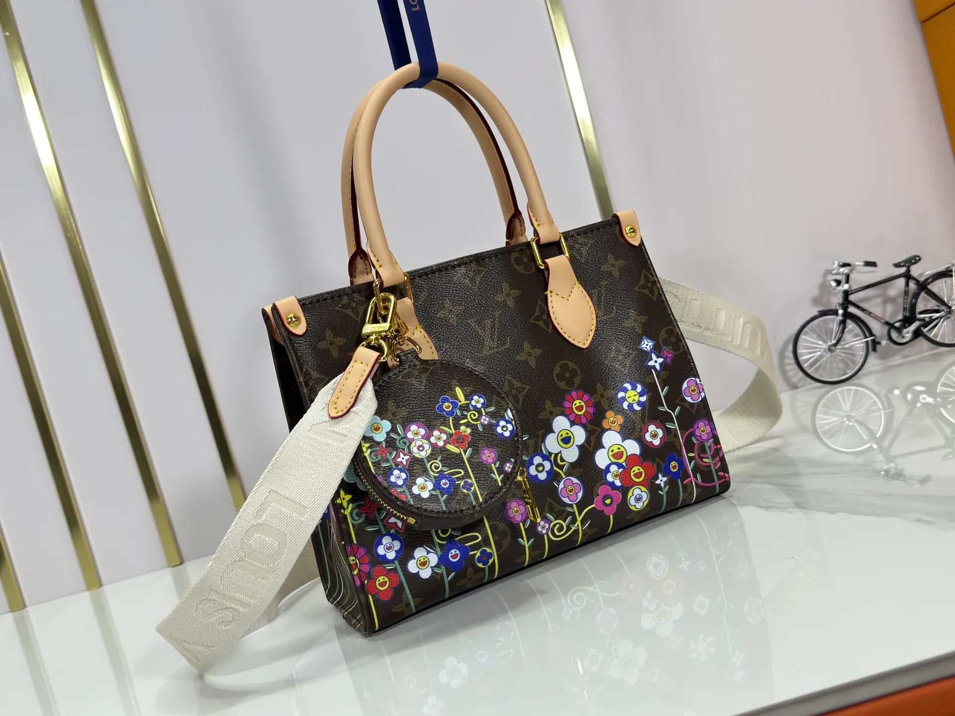 P260 Upgraded original version 🔥New style🔥M45659 M46373 M44571 This OnTheGo small handbag is made of Monogram and Monogram Reverse canvas, with the Monogram Giant pattern embellished on it. The Toron handle and the jacquard textured shoulder strap decorated with the brand's logo create a visual contrast, and the detachable coin bag is suitable for storing change or small items. It combines fashionable charm with various functions, making it a good daily companion. 25.0 x 19.0 x 11.5 cm (length x height x width)