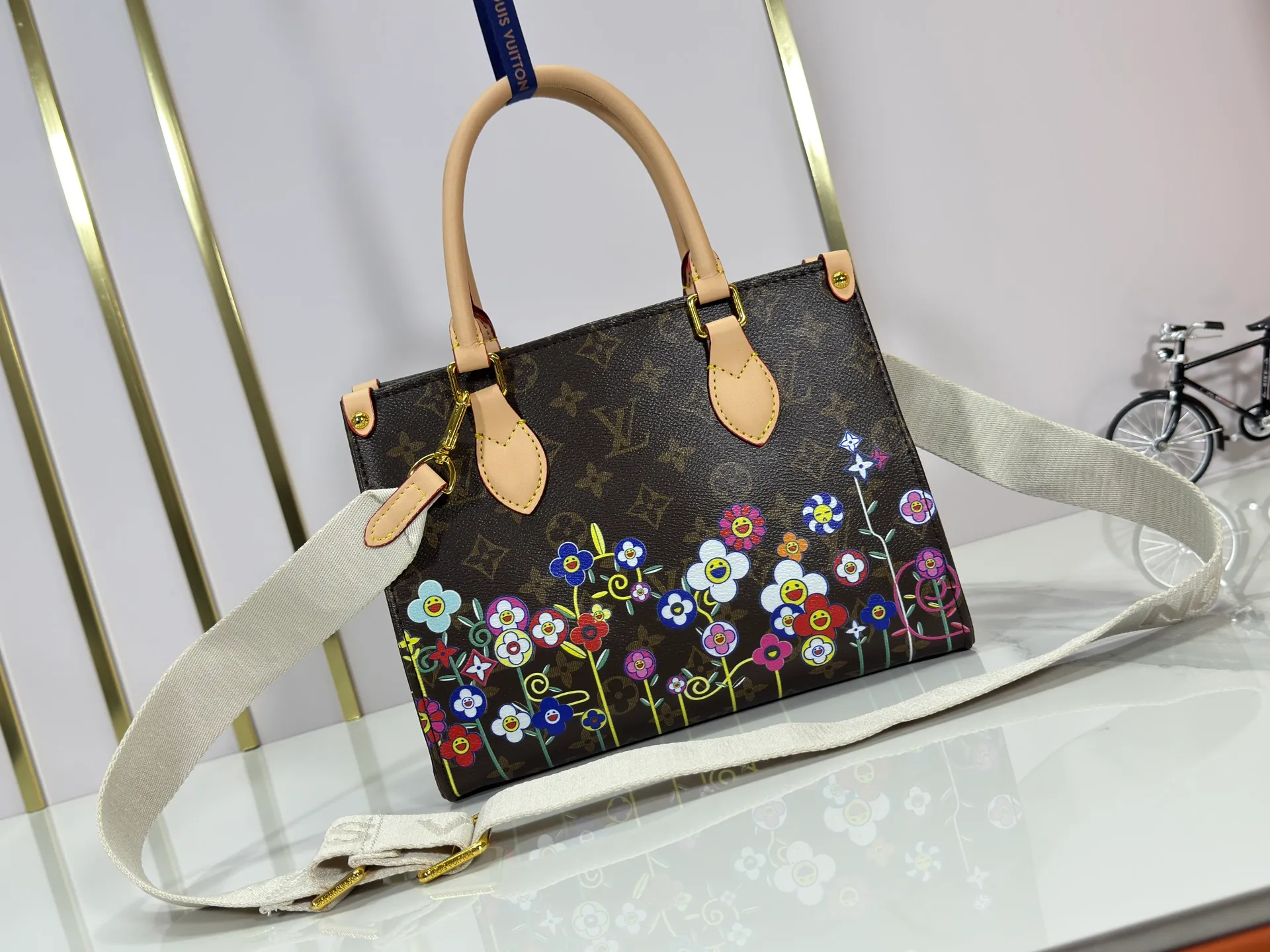P260 Upgraded original version 🔥New style🔥M45659 M46373 M44571 This OnTheGo small handbag is made of Monogram and Monogram Reverse canvas, with the Monogram Giant pattern embellished on it. The Toron handle and the jacquard textured shoulder strap decorated with the brand's logo create a visual contrast, and the detachable coin bag is suitable for storing change or small items. It combines fashionable charm with various functions, making it a good daily companion. 25.0 x 19.0 x 11.5 cm (length x height x width)