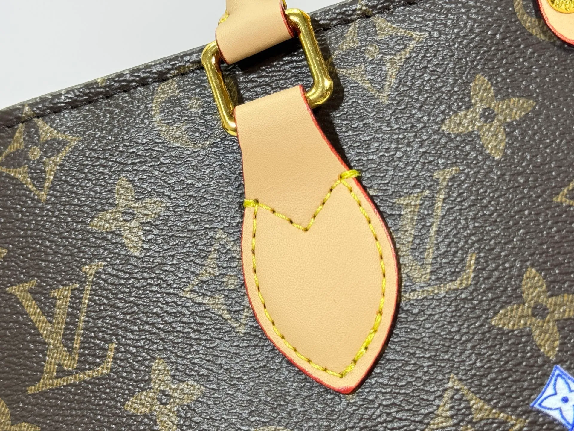 P260 Upgraded original version 🔥New style🔥M45659 M46373 M44571 This OnTheGo small handbag is made of Monogram and Monogram Reverse canvas, with the Monogram Giant pattern embellished on it. The Toron handle and the jacquard textured shoulder strap decorated with the brand's logo create a visual contrast, and the detachable coin bag is suitable for storing change or small items. It combines fashionable charm with various functions, making it a good daily companion. 25.0 x 19.0 x 11.5 cm (length x height x width)