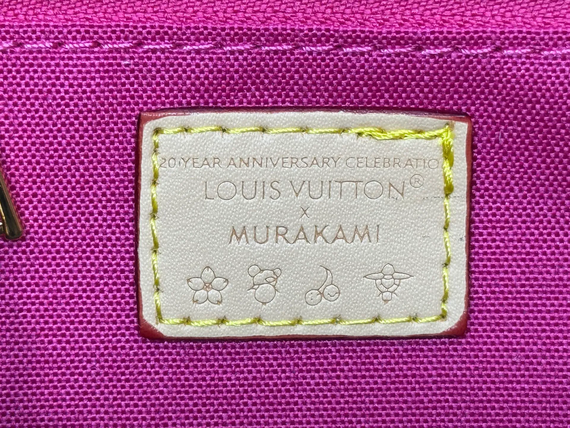 P260 Upgraded original version 🔥New style🔥M45659 M46373 M44571 This OnTheGo small handbag is made of Monogram and Monogram Reverse canvas, with the Monogram Giant pattern embellished on it. The Toron handle and the jacquard textured shoulder strap decorated with the brand's logo create a visual contrast, and the detachable coin bag is suitable for storing change or small items. It combines fashionable charm with various functions, making it a good daily companion. 25.0 x 19.0 x 11.5 cm (length x height x width)