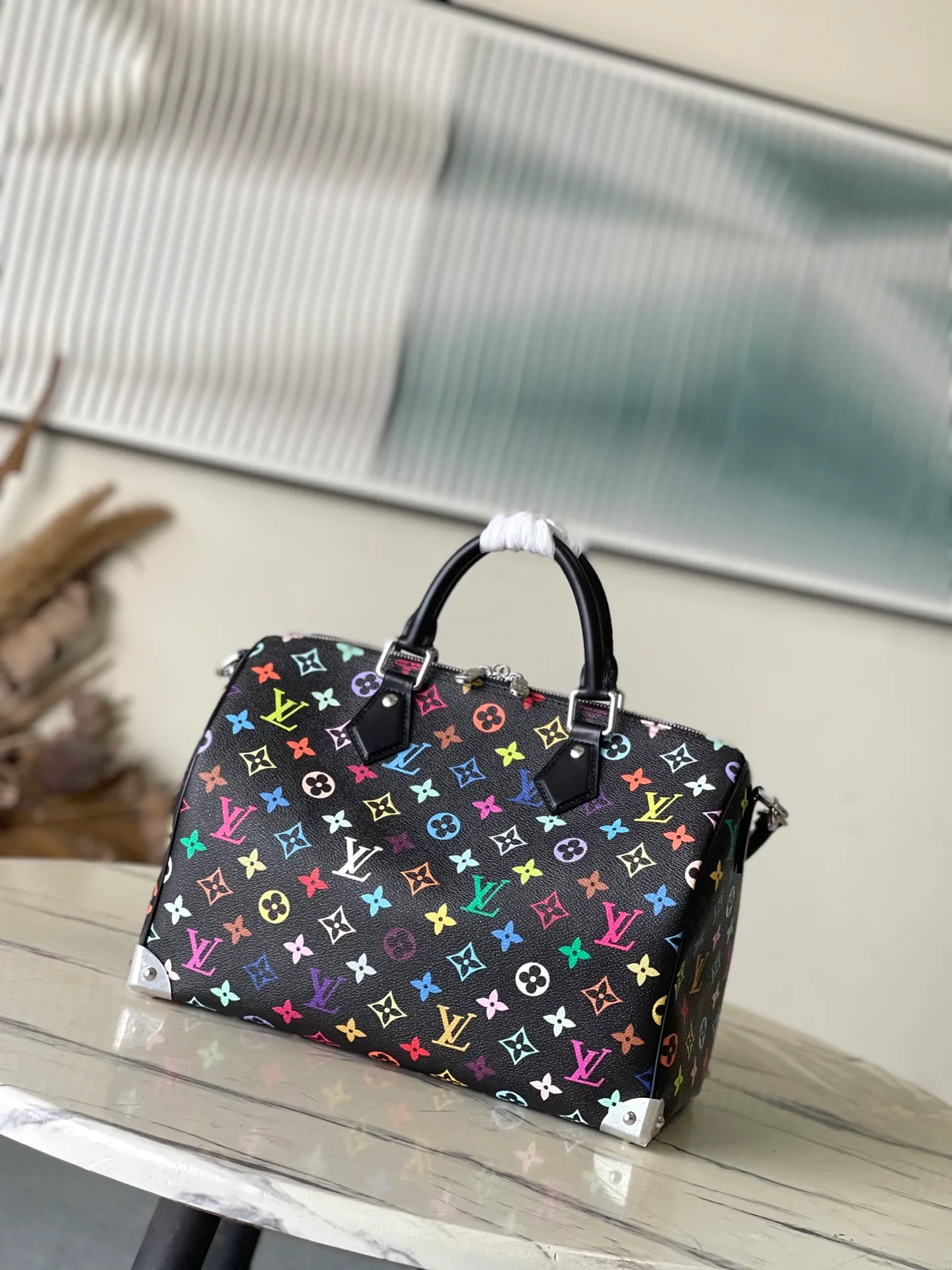 💰1180 (top layer leather) top original order M13257 This SpeedySoft 30 handbag is made of soft coated canvas, and the full-length Monogram pattern is traced in colorful rainbow tones, highlighting the smart style of the x Murakami Takashi reissue series. The Toron handle and detachable shoulder strap are constructed of cow leather, the metal corners recall classic luggage elements, and the bow-shaped key bag and padlock add brand touches. Dimensions: 30 × 21 × 17 cm
