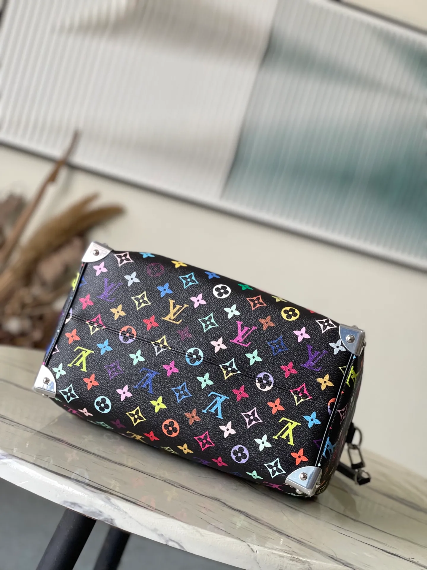 💰1180 (top layer leather) top original order M13257 This SpeedySoft 30 handbag is made of soft coated canvas, and the full-length Monogram pattern is traced in colorful rainbow tones, highlighting the smart style of the x Murakami Takashi reissue series. The Toron handle and detachable shoulder strap are constructed of cow leather, the metal corners recall classic luggage elements, and the bow-shaped key bag and padlock add brand touches. Dimensions: 30 × 21 × 17 cm