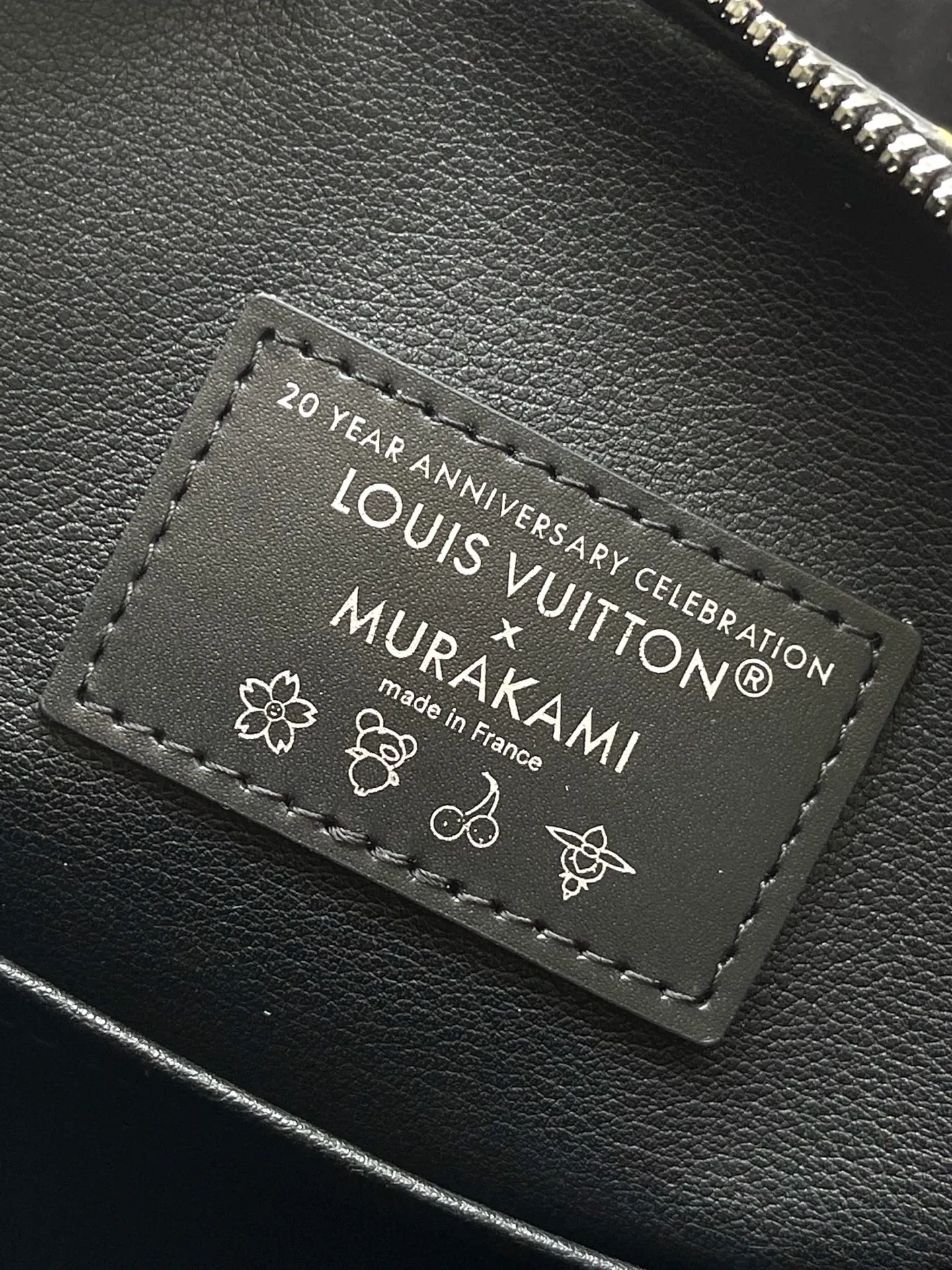 💰1180 (top layer leather) top original order M13257 This SpeedySoft 30 handbag is made of soft coated canvas, and the full-length Monogram pattern is traced in colorful rainbow tones, highlighting the smart style of the x Murakami Takashi reissue series. The Toron handle and detachable shoulder strap are constructed of cow leather, the metal corners recall classic luggage elements, and the bow-shaped key bag and padlock add brand touches. Dimensions: 30 × 21 × 17 cm