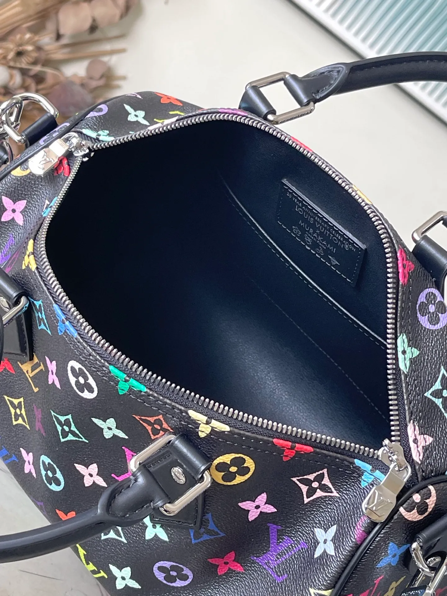 💰1180 (top layer leather) top original order M13257 This SpeedySoft 30 handbag is made of soft coated canvas, and the full-length Monogram pattern is traced in colorful rainbow tones, highlighting the smart style of the x Murakami Takashi reissue series. The Toron handle and detachable shoulder strap are constructed of cow leather, the metal corners recall classic luggage elements, and the bow-shaped key bag and padlock add brand touches. Dimensions: 30 × 21 × 17 cm