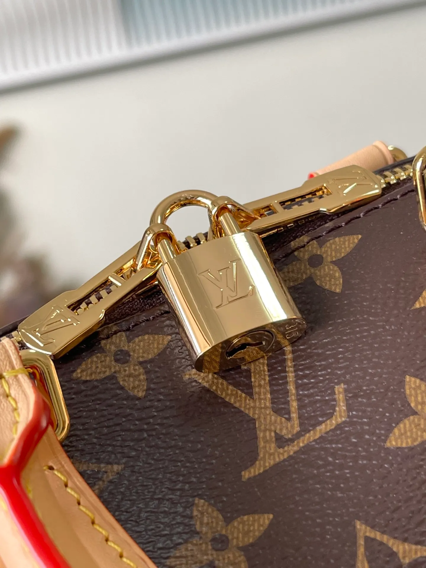 💰940 Top Original Order M14175 This Speedy Bandoulere 20 handbag combines Monogram canvas and cow leather trim, and uses the bright elements of the Louis Vuitton x Murakami reissue series to convey trendy style. The Monogram floral pattern is reinterpreted with Murakami's "super-flat" artistic concept on the front and back. The zipper opening is decorated with a dazzling padlock. The Toron handle and detachable and adjustable chain ensure comfortable carrying. Dimensions: 20.5 × 13.5 × 12 cm
