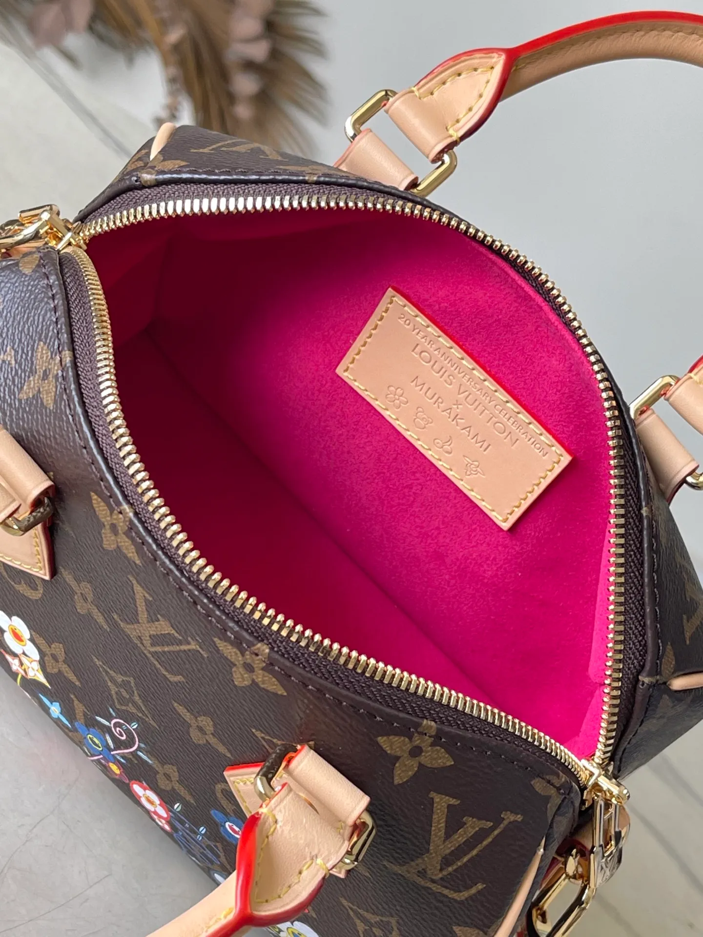💰940 Top Original Order M14175 This Speedy Bandoulere 20 handbag combines Monogram canvas and cow leather trim, and uses the bright elements of the Louis Vuitton x Murakami reissue series to convey trendy style. The Monogram floral pattern is reinterpreted with Murakami's "super-flat" artistic concept on the front and back. The zipper opening is decorated with a dazzling padlock. The Toron handle and detachable and adjustable chain ensure comfortable carrying. Dimensions: 20.5 × 13.5 × 12 cm