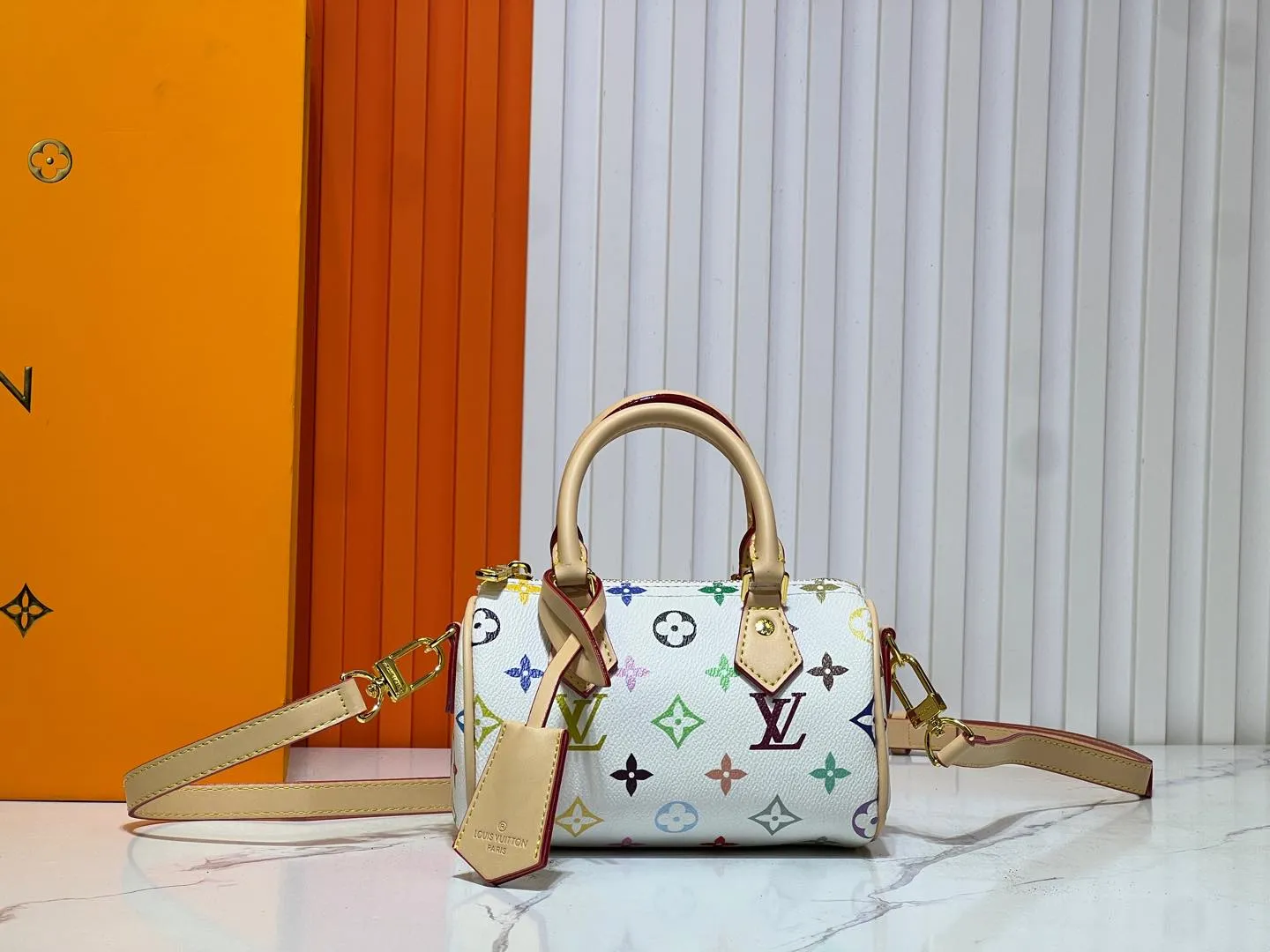 Batch 200💰Upgraded original M13391 M13406 M81085 lv Murakami Takashi co-branded NANOSPEEDY black and white handbags. This Nano Speedy handbag combines Monogram canvas and cow leather trim printing, with 33 colorful colors to interpret the white tricolor and black tricolor. The twelve pieces are popular around the world and are loved by celebrities and celebrities. Dimensions: 16x10x7.5cm