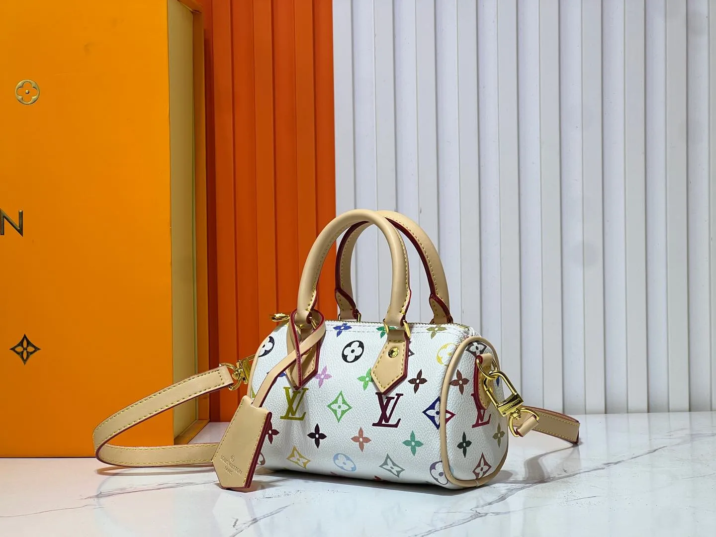 Batch 200💰Upgraded original M13391 M13406 M81085 lv Murakami Takashi co-branded NANOSPEEDY black and white handbags. This Nano Speedy handbag combines Monogram canvas and cow leather trim printing, with 33 colorful colors to interpret the white tricolor and black tricolor. The twelve pieces are popular around the world and are loved by celebrities and celebrities. Dimensions: 16x10x7.5cm
