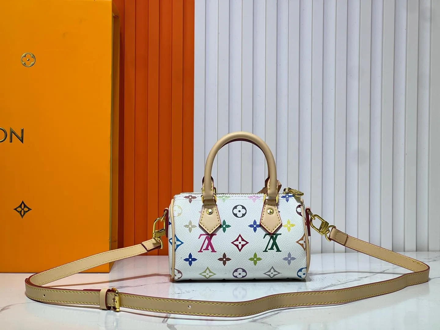 Batch 200💰Upgraded original M13391 M13406 M81085 lv Murakami Takashi co-branded NANOSPEEDY black and white handbags. This Nano Speedy handbag combines Monogram canvas and cow leather trim printing, with 33 colorful colors to interpret the white tricolor and black tricolor. The twelve pieces are popular around the world and are loved by celebrities and celebrities. Dimensions: 16x10x7.5cm