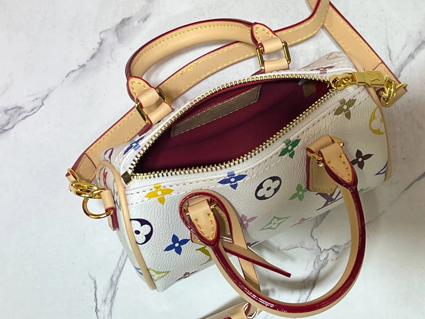 Batch 200💰Upgraded original M13391 M13406 M81085 lv Murakami Takashi co-branded NANOSPEEDY black and white handbags. This Nano Speedy handbag combines Monogram canvas and cow leather trim printing, with 33 colorful colors to interpret the white tricolor and black tricolor. The twelve pieces are popular around the world and are loved by celebrities and celebrities. Dimensions: 16x10x7.5cm