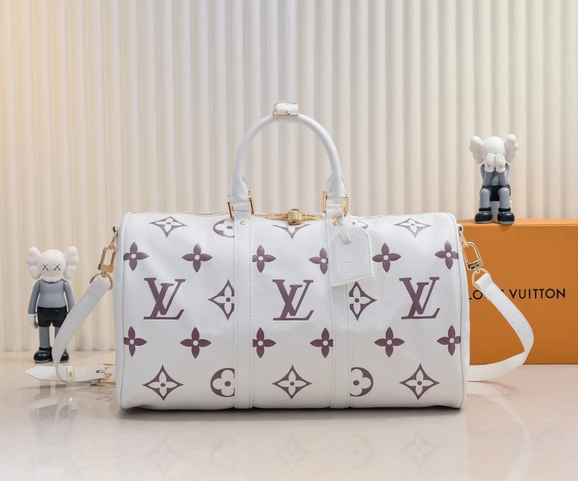 Batch 💰460 Upgraded Original Edition Method No. M46974 41416 41418 The Milky Way series gives the Keepall Bandoulière travel bag a feminine style, embossed with the classic Monogram pattern on the soft-grained cow leather, and achieves comfortable travel with an elegant attitude. Dimensions: 45 x 27 x 20 cm (Length x Height x Width) Monogram Empreinte Soft-grained cow leather Soft-grained cowhide trim Microfiber lining Hardware Double zipper closure with padlock Zippered interior pocket Removable name tag Carry-on baggage dimensions Shoulder strap: Removable, adjustable Strap half-length: 36.0cm Strap half-length adjustable to: 50.0cm Handle: Double handle