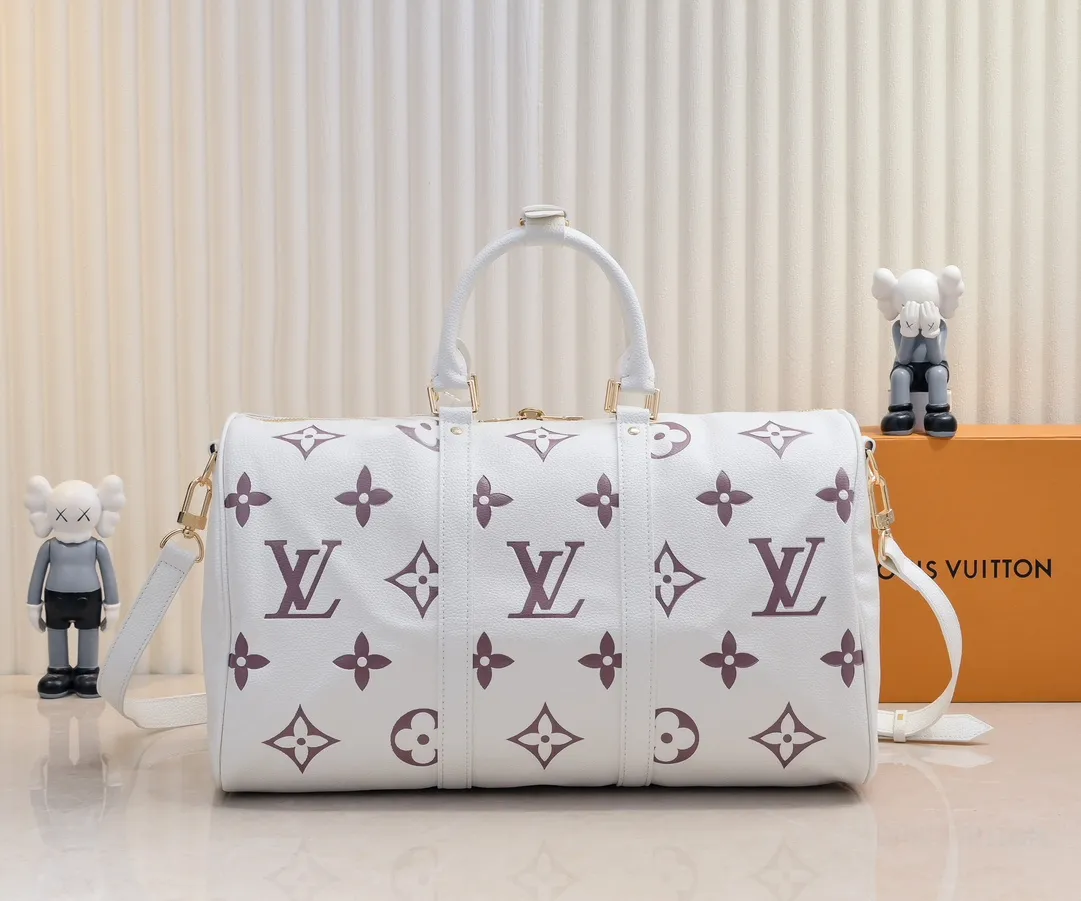 Batch 💰460 Upgraded Original Edition Method No. M46974 41416 41418 The Milky Way series gives the Keepall Bandoulière travel bag a feminine style, embossed with the classic Monogram pattern on the soft-grained cow leather, and achieves comfortable travel with an elegant attitude. Dimensions: 45 x 27 x 20 cm (Length x Height x Width) Monogram Empreinte Soft-grained cow leather Soft-grained cowhide trim Microfiber lining Hardware Double zipper closure with padlock Zippered interior pocket Removable name tag Carry-on baggage dimensions Shoulder strap: Removable, adjustable Strap half-length: 36.0cm Strap half-length adjustable to: 50.0cm Handle: Double handle