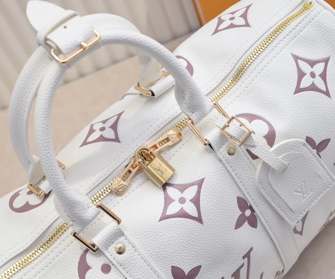 Batch 💰460 Upgraded Original Edition Method No. M46974 41416 41418 The Milky Way series gives the Keepall Bandoulière travel bag a feminine style, embossed with the classic Monogram pattern on the soft-grained cow leather, and achieves comfortable travel with an elegant attitude. Dimensions: 45 x 27 x 20 cm (Length x Height x Width) Monogram Empreinte Soft-grained cow leather Soft-grained cowhide trim Microfiber lining Hardware Double zipper closure with padlock Zippered interior pocket Removable name tag Carry-on baggage dimensions Shoulder strap: Removable, adjustable Strap half-length: 36.0cm Strap half-length adjustable to: 50.0cm Handle: Double handle