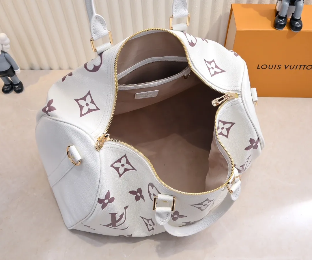 Batch 💰460 Upgraded Original Edition Method No. M46974 41416 41418 The Milky Way series gives the Keepall Bandoulière travel bag a feminine style, embossed with the classic Monogram pattern on the soft-grained cow leather, and achieves comfortable travel with an elegant attitude. Dimensions: 45 x 27 x 20 cm (Length x Height x Width) Monogram Empreinte Soft-grained cow leather Soft-grained cowhide trim Microfiber lining Hardware Double zipper closure with padlock Zippered interior pocket Removable name tag Carry-on baggage dimensions Shoulder strap: Removable, adjustable Strap half-length: 36.0cm Strap half-length adjustable to: 50.0cm Handle: Double handle