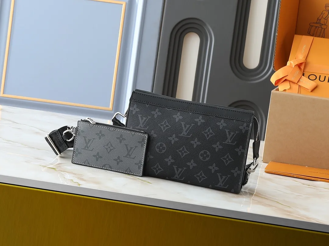 💰160💰Upgraded original M81124 black flower presbyopic M81115 embossed Alpha Wearable wallet combines Monogram Eclipse canvas and leather trim, can accommodate mobile phones and small wallets. The wide-mouth design and side bellows structure make it easy to take in and out, and the adjustable shoulder strap allows for a variety of carrying methods. Detailed features18.5 x 11 x 6.5cm