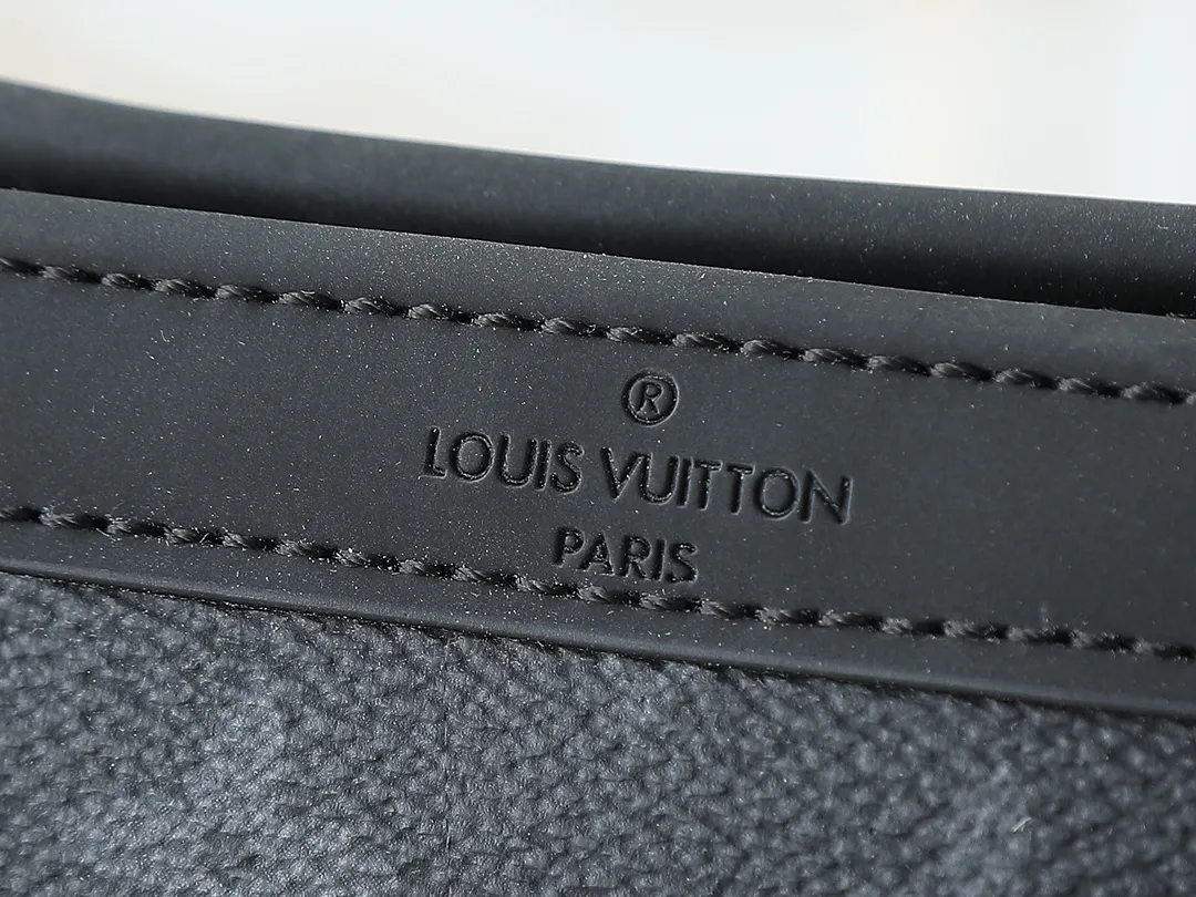 💰160💰Upgraded original M81124 black flower presbyopic M81115 embossed Alpha Wearable wallet combines Monogram Eclipse canvas and leather trim, can accommodate mobile phones and small wallets. The wide-mouth design and side bellows structure make it easy to take in and out, and the adjustable shoulder strap allows for a variety of carrying methods. Detailed features18.5 x 11 x 6.5cm