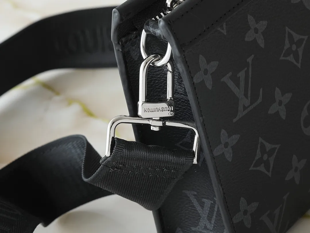 💰160💰Upgraded original M81124 black flower presbyopic M81115 embossed Alpha Wearable wallet combines Monogram Eclipse canvas and leather trim, can accommodate mobile phones and small wallets. The wide-mouth design and side bellows structure make it easy to take in and out, and the adjustable shoulder strap allows for a variety of carrying methods. Detailed features18.5 x 11 x 6.5cm