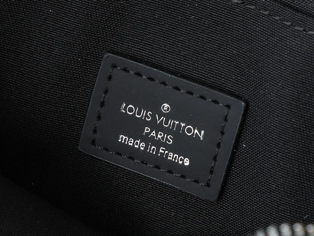 💰160💰Upgraded original M81124 black flower presbyopic M81115 embossed Alpha Wearable wallet combines Monogram Eclipse canvas and leather trim, can accommodate mobile phones and small wallets. The wide-mouth design and side bellows structure make it easy to take in and out, and the adjustable shoulder strap allows for a variety of carrying methods. Detailed features18.5 x 11 x 6.5cm