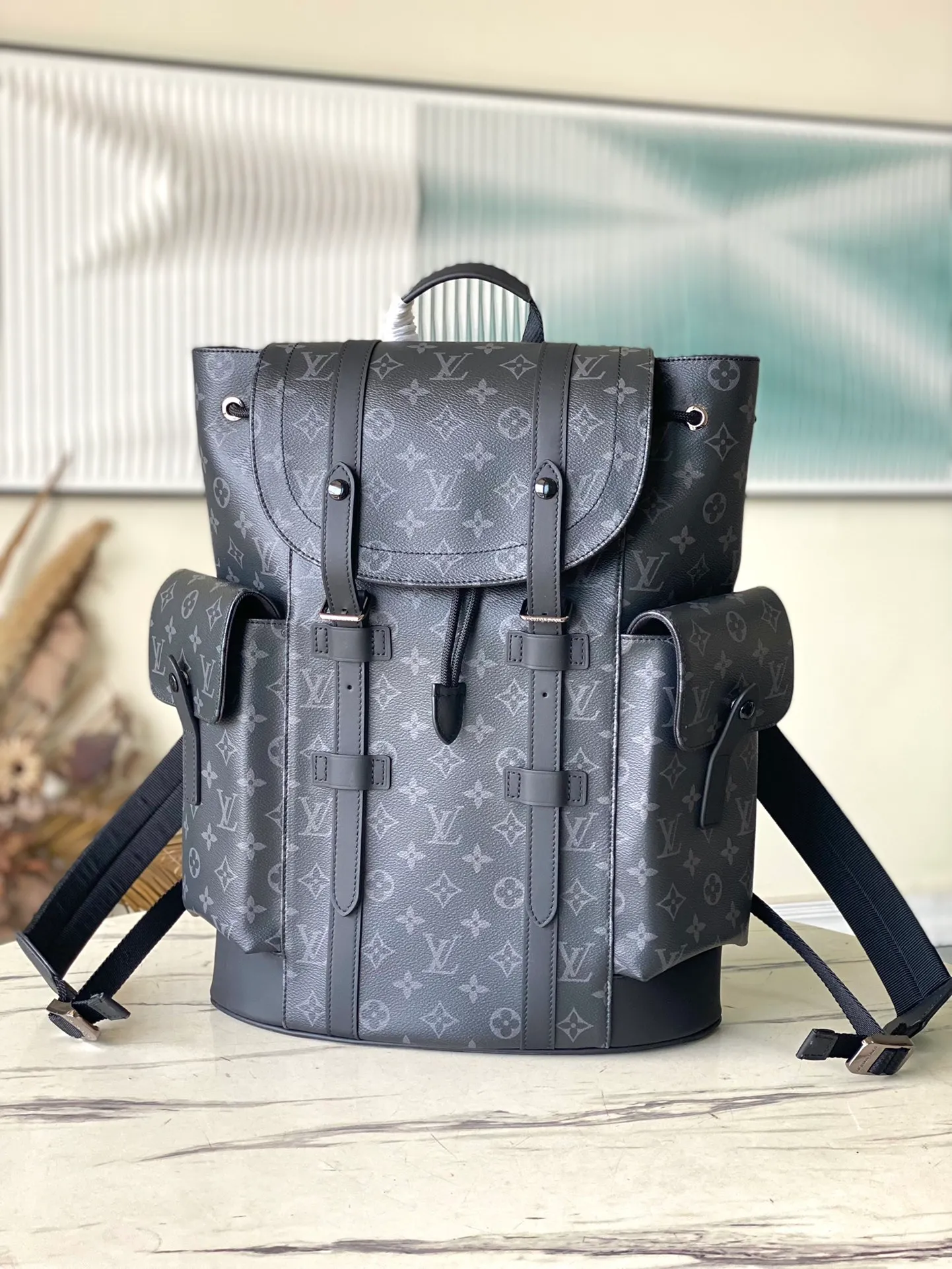 💰1000 Top Original M43735 Black Flower Medium Christopher Backpack uses Monogram canvas to interpret the rugged and simple spirit of a hiking bag. Its unique style is suitable for both work and entertainment, highlighting a high-quality lifestyle. Dimensions: 38 x 44 x 21 cm