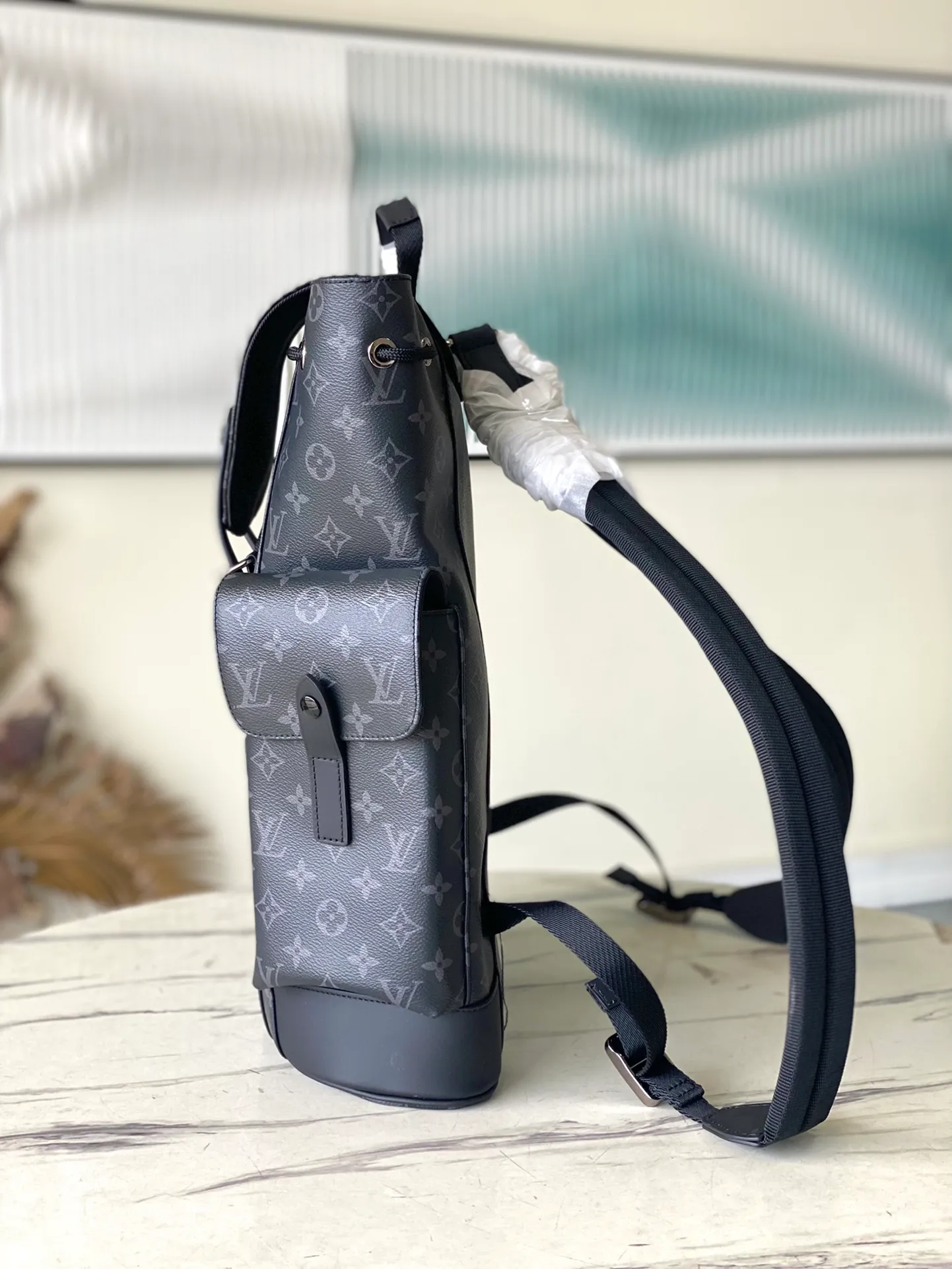 💰1000 Top Original M43735 Black Flower Medium Christopher Backpack uses Monogram canvas to interpret the rugged and simple spirit of a hiking bag. Its unique style is suitable for both work and entertainment, highlighting a high-quality lifestyle. Dimensions: 38 x 44 x 21 cm