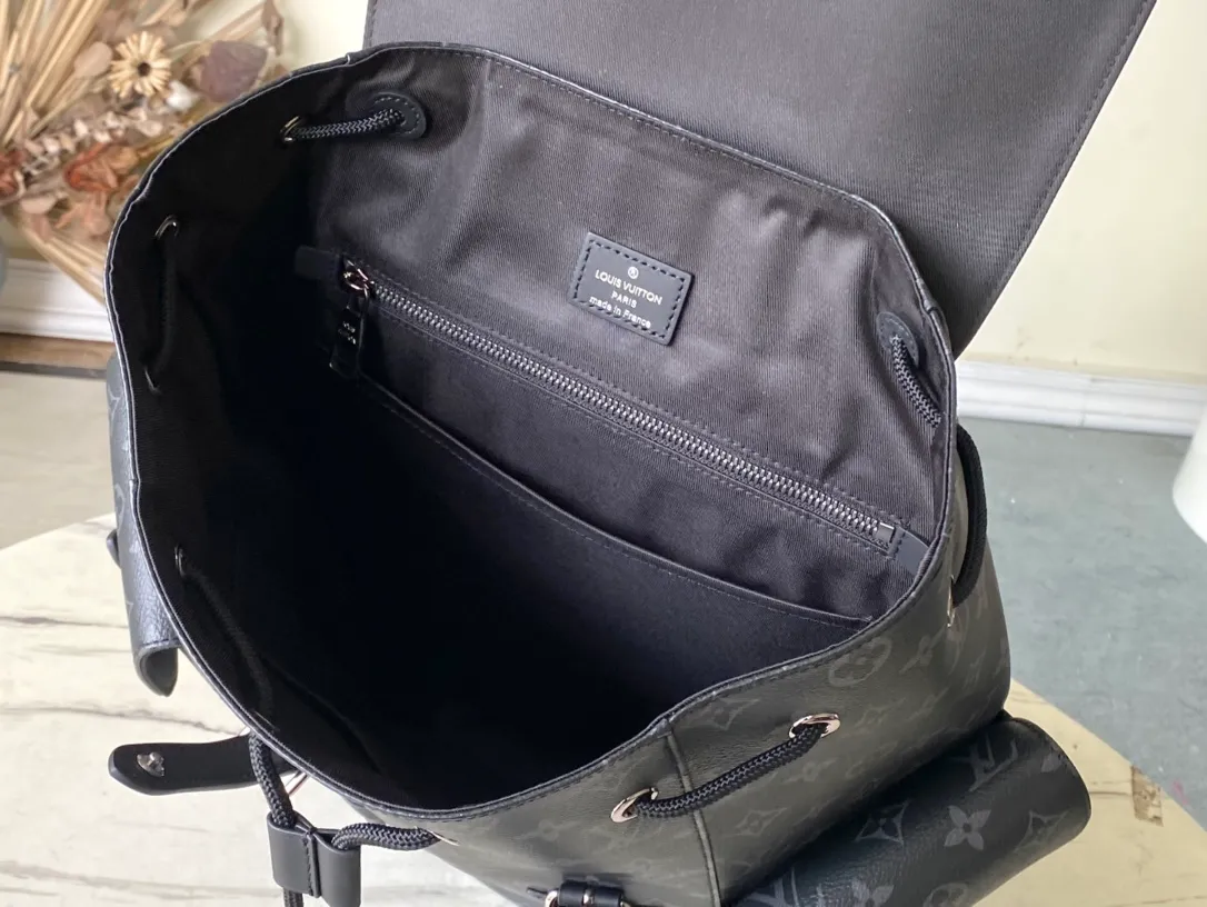 💰1000 Top Original M43735 Black Flower Medium Christopher Backpack uses Monogram canvas to interpret the rugged and simple spirit of a hiking bag. Its unique style is suitable for both work and entertainment, highlighting a high-quality lifestyle. Dimensions: 38 x 44 x 21 cm