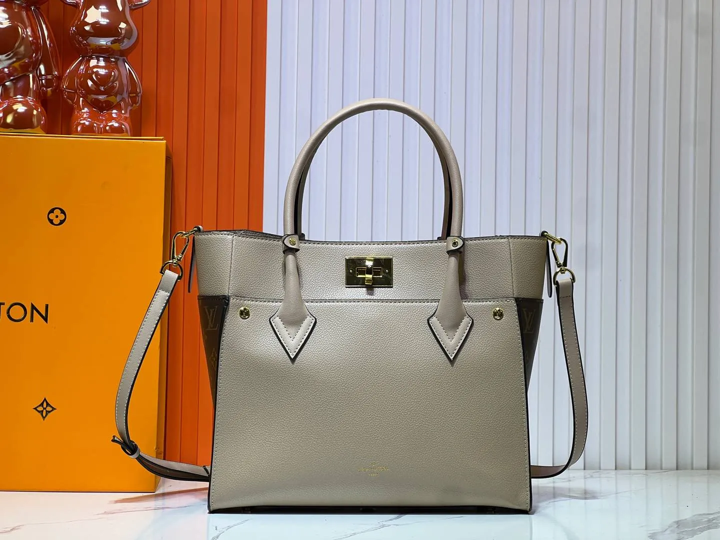Batch 340💰Upgraded original version [M53826 black embroidery M53825 apricot embroidery M53824 MM53823 presbyopia with black]🔥On My Side handbag shows the elegant fusion of calfskin and classic Monogram canvas. Contrasting canvas shapes the large outer pocket, creating a trompe l'oeil effect as if two handbags merge into one. Plenty of space can easily accommodate office needs, and the adjustable shoulder strap allows for a cross-body style. Dimensions: 30.5 x 24.5 x 14 cm (Length x Height x Width) - Calfskin and Monogram coated canvas - Cowhide leather trim - Microfiber lining - 2 top handles for hand or elbow carry - Adjustable shoulder strap for shoulder or cross-body wear - Lock closure - 2 outer pockets with magnetic closure - Zip pocket - 1 patch pocket