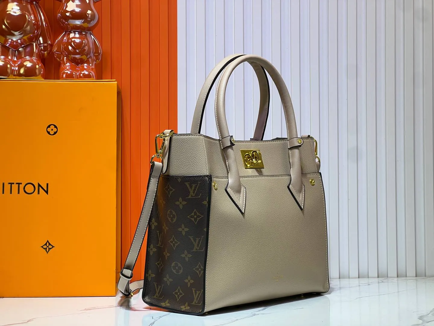 Batch 340💰Upgraded original version [M53826 black embroidery M53825 apricot embroidery M53824 MM53823 presbyopia with black]🔥On My Side handbag shows the elegant fusion of calfskin and classic Monogram canvas. Contrasting canvas shapes the large outer pocket, creating a trompe l'oeil effect as if two handbags merge into one. Plenty of space can easily accommodate office needs, and the adjustable shoulder strap allows for a cross-body style. Dimensions: 30.5 x 24.5 x 14 cm (Length x Height x Width) - Calfskin and Monogram coated canvas - Cowhide leather trim - Microfiber lining - 2 top handles for hand or elbow carry - Adjustable shoulder strap for shoulder or cross-body wear - Lock closure - 2 outer pockets with magnetic closure - Zip pocket - 1 patch pocket