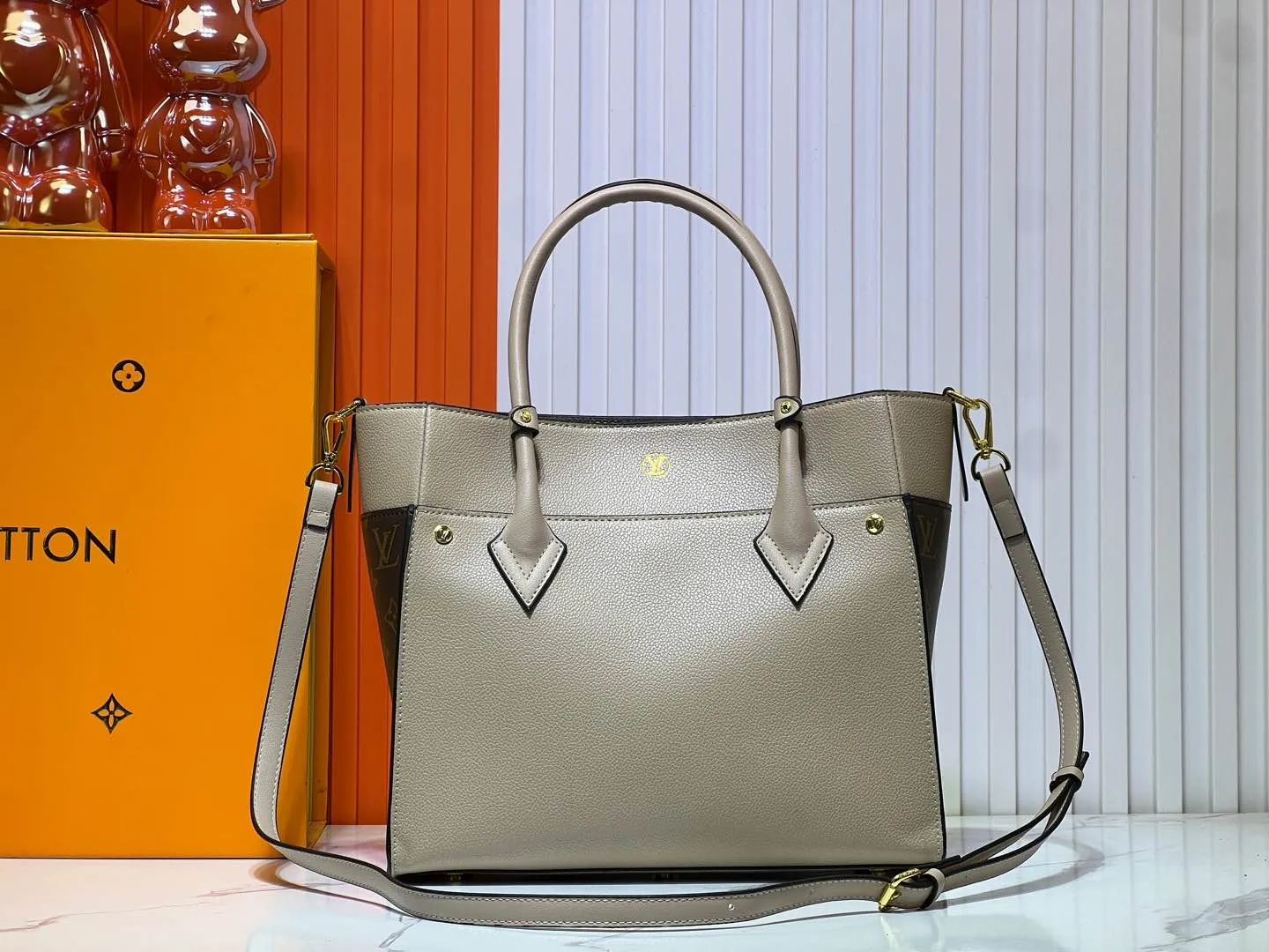 Batch 340💰Upgraded original version [M53826 black embroidery M53825 apricot embroidery M53824 MM53823 presbyopia with black]🔥On My Side handbag shows the elegant fusion of calfskin and classic Monogram canvas. Contrasting canvas shapes the large outer pocket, creating a trompe l'oeil effect as if two handbags merge into one. Plenty of space can easily accommodate office needs, and the adjustable shoulder strap allows for a cross-body style. Dimensions: 30.5 x 24.5 x 14 cm (Length x Height x Width) - Calfskin and Monogram coated canvas - Cowhide leather trim - Microfiber lining - 2 top handles for hand or elbow carry - Adjustable shoulder strap for shoulder or cross-body wear - Lock closure - 2 outer pockets with magnetic closure - Zip pocket - 1 patch pocket