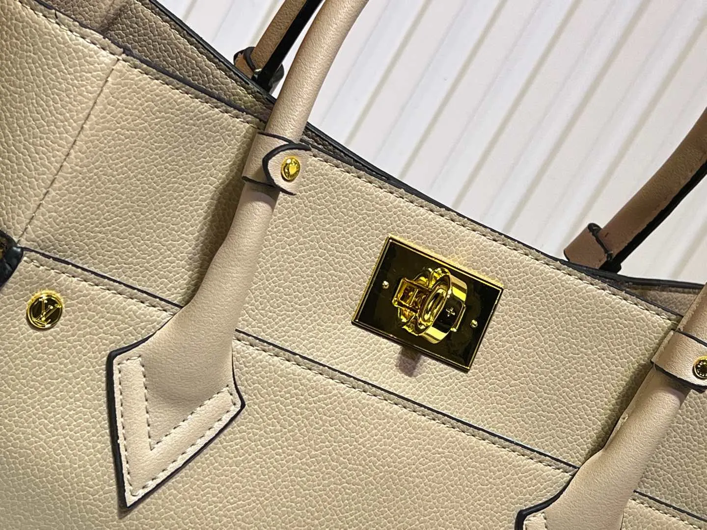 Batch 340💰Upgraded original version [M53826 black embroidery M53825 apricot embroidery M53824 MM53823 presbyopia with black]🔥On My Side handbag shows the elegant fusion of calfskin and classic Monogram canvas. Contrasting canvas shapes the large outer pocket, creating a trompe l'oeil effect as if two handbags merge into one. Plenty of space can easily accommodate office needs, and the adjustable shoulder strap allows for a cross-body style. Dimensions: 30.5 x 24.5 x 14 cm (Length x Height x Width) - Calfskin and Monogram coated canvas - Cowhide leather trim - Microfiber lining - 2 top handles for hand or elbow carry - Adjustable shoulder strap for shoulder or cross-body wear - Lock closure - 2 outer pockets with magnetic closure - Zip pocket - 1 patch pocket