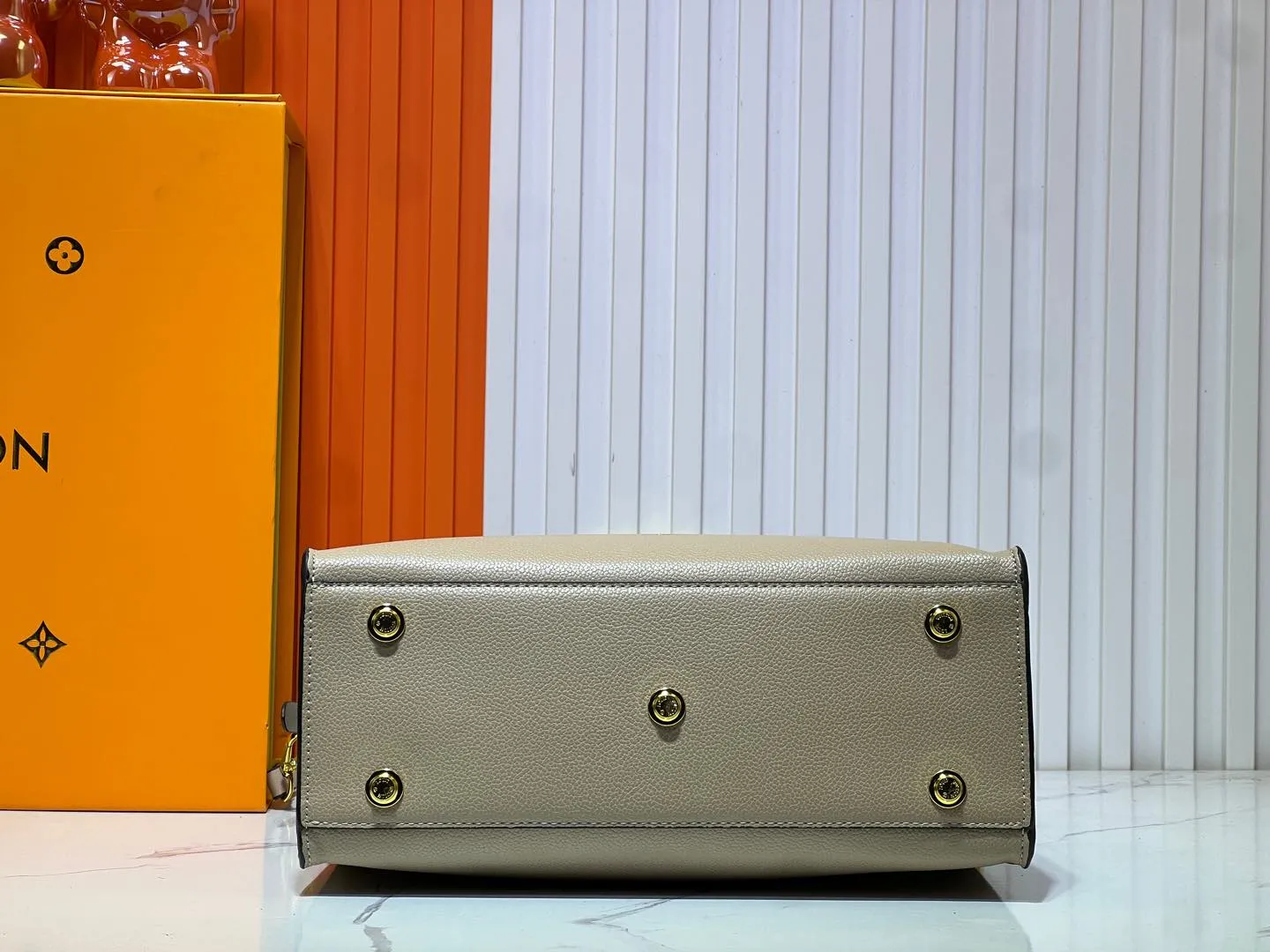 Batch 340💰Upgraded original version [M53826 black embroidery M53825 apricot embroidery M53824 MM53823 presbyopia with black]🔥On My Side handbag shows the elegant fusion of calfskin and classic Monogram canvas. Contrasting canvas shapes the large outer pocket, creating a trompe l'oeil effect as if two handbags merge into one. Plenty of space can easily accommodate office needs, and the adjustable shoulder strap allows for a cross-body style. Dimensions: 30.5 x 24.5 x 14 cm (Length x Height x Width) - Calfskin and Monogram coated canvas - Cowhide leather trim - Microfiber lining - 2 top handles for hand or elbow carry - Adjustable shoulder strap for shoulder or cross-body wear - Lock closure - 2 outer pockets with magnetic closure - Zip pocket - 1 patch pocket