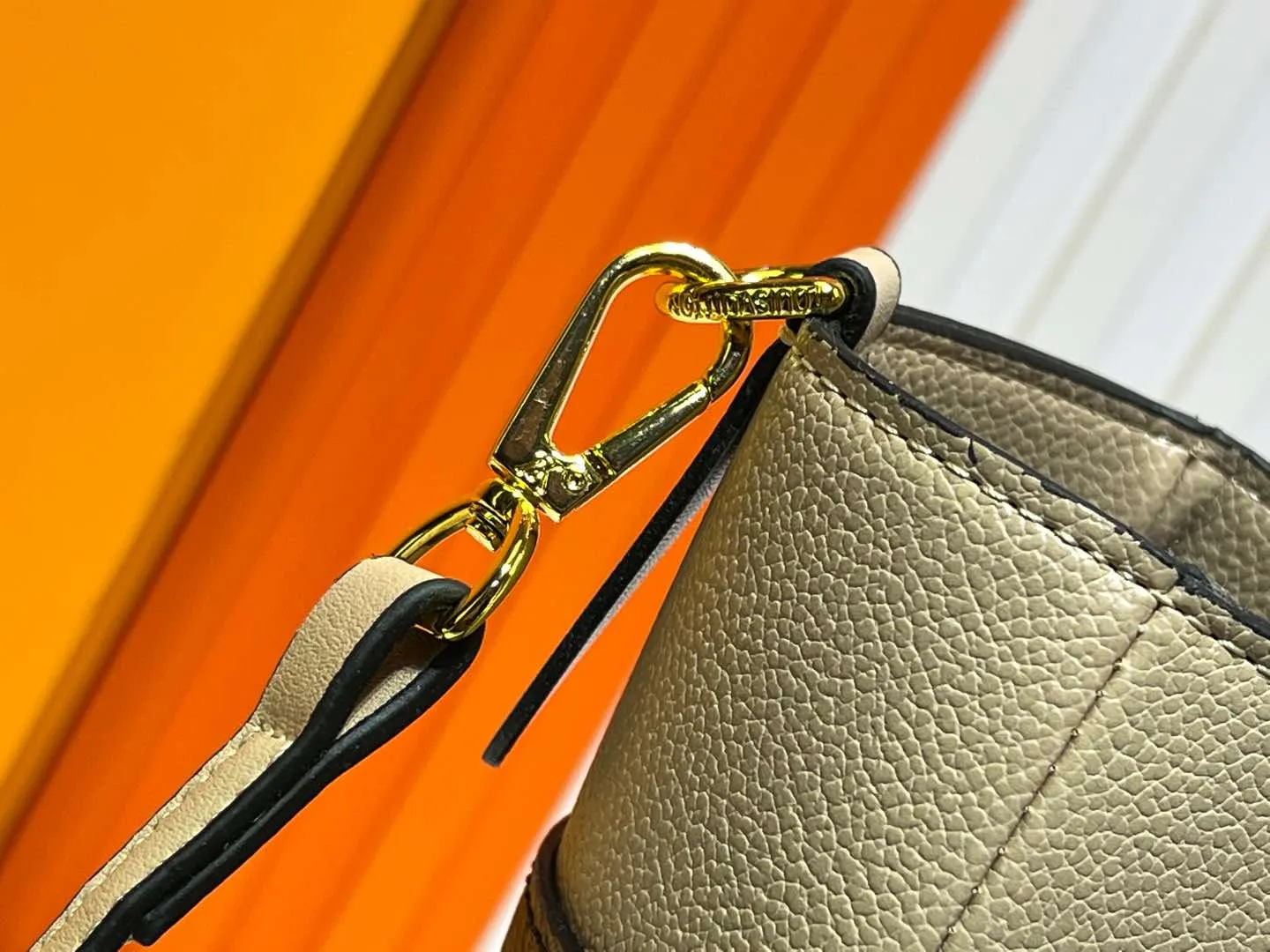 Batch 340💰Upgraded original version [M53826 black embroidery M53825 apricot embroidery M53824 MM53823 presbyopia with black]🔥On My Side handbag shows the elegant fusion of calfskin and classic Monogram canvas. Contrasting canvas shapes the large outer pocket, creating a trompe l'oeil effect as if two handbags merge into one. Plenty of space can easily accommodate office needs, and the adjustable shoulder strap allows for a cross-body style. Dimensions: 30.5 x 24.5 x 14 cm (Length x Height x Width) - Calfskin and Monogram coated canvas - Cowhide leather trim - Microfiber lining - 2 top handles for hand or elbow carry - Adjustable shoulder strap for shoulder or cross-body wear - Lock closure - 2 outer pockets with magnetic closure - Zip pocket - 1 patch pocket