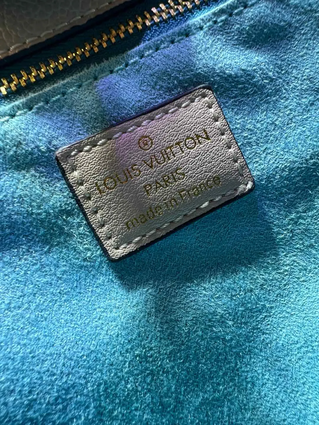 Batch 340💰Upgraded original version [M53826 black embroidery M53825 apricot embroidery M53824 MM53823 presbyopia with black]🔥On My Side handbag shows the elegant fusion of calfskin and classic Monogram canvas. Contrasting canvas shapes the large outer pocket, creating a trompe l'oeil effect as if two handbags merge into one. Plenty of space can easily accommodate office needs, and the adjustable shoulder strap allows for a cross-body style. Dimensions: 30.5 x 24.5 x 14 cm (Length x Height x Width) - Calfskin and Monogram coated canvas - Cowhide leather trim - Microfiber lining - 2 top handles for hand or elbow carry - Adjustable shoulder strap for shoulder or cross-body wear - Lock closure - 2 outer pockets with magnetic closure - Zip pocket - 1 patch pocket