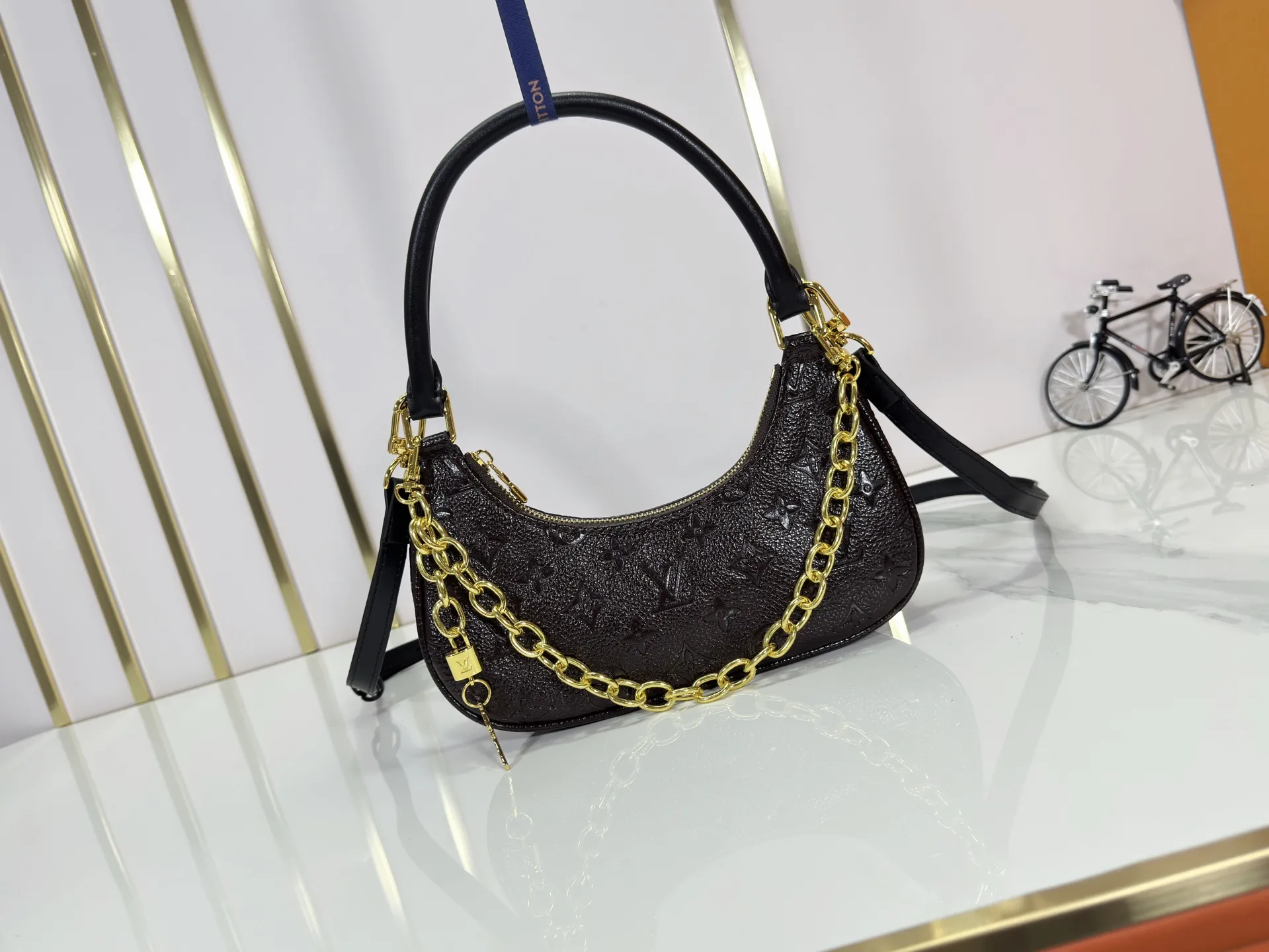 P240 Upgraded original M25223 This small Catchy handbag is made of canvas and trimmed with cow leather. It pays homage to the brand's heritage with the classic Monogram pattern, making it another smart choice. The neat structure makes it easy to carry your daily needs. The double-sided sliding straps make it easy to adjust the contours of the bag. The detachable metal chain complements the key-shaped decoration. Dimensions: 24.0 x 10.0 x 6.0 cm (length x height x width)