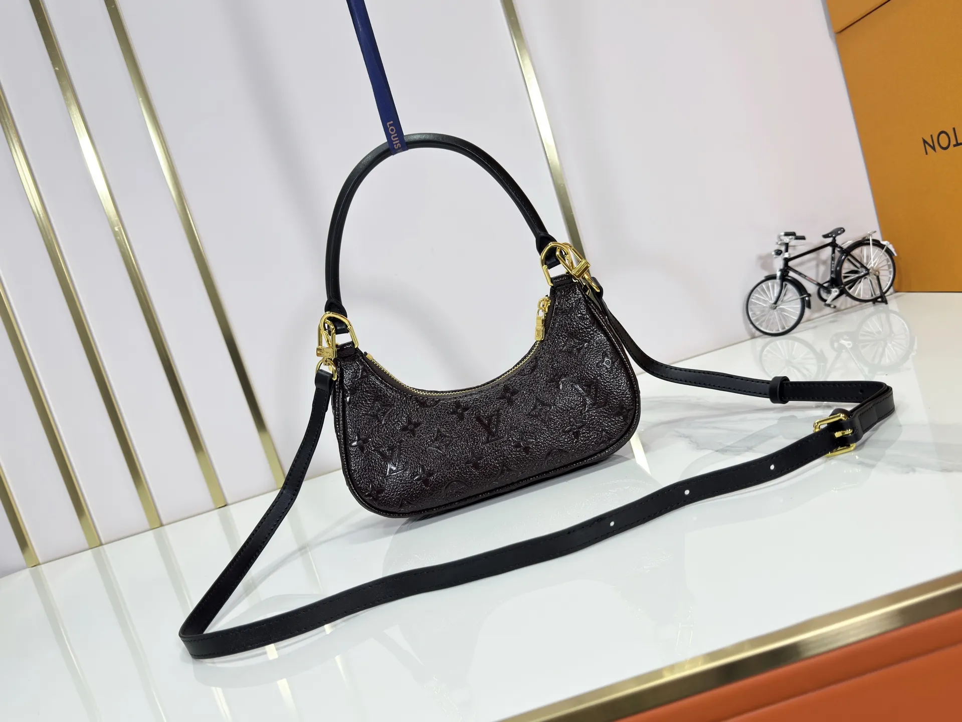 P240 Upgraded original M25223 This small Catchy handbag is made of canvas and trimmed with cow leather. It pays homage to the brand's heritage with the classic Monogram pattern, making it another smart choice. The neat structure makes it easy to carry your daily needs. The double-sided sliding straps make it easy to adjust the contours of the bag. The detachable metal chain complements the key-shaped decoration. Dimensions: 24.0 x 10.0 x 6.0 cm (length x height x width)