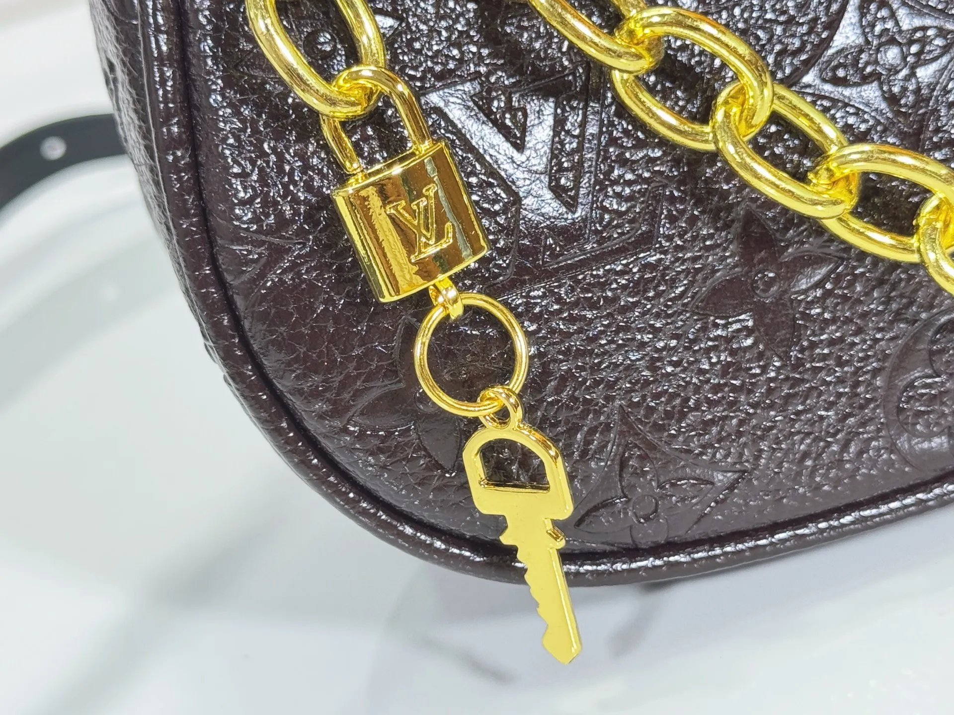 P240 Upgraded original M25223 This small Catchy handbag is made of canvas and trimmed with cow leather. It pays homage to the brand's heritage with the classic Monogram pattern, making it another smart choice. The neat structure makes it easy to carry your daily needs. The double-sided sliding straps make it easy to adjust the contours of the bag. The detachable metal chain complements the key-shaped decoration. Dimensions: 24.0 x 10.0 x 6.0 cm (length x height x width)