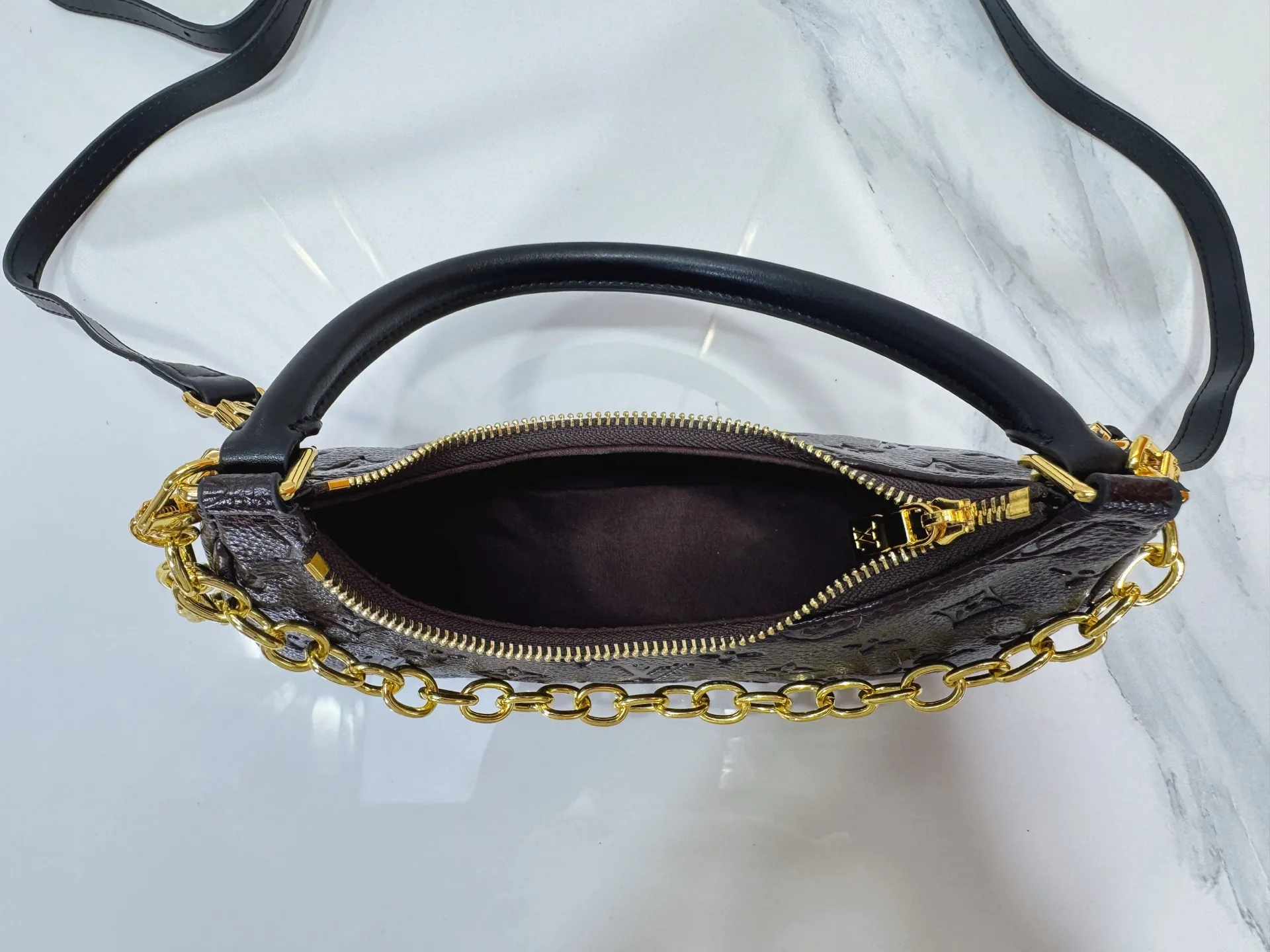 P240 Upgraded original M25223 This small Catchy handbag is made of canvas and trimmed with cow leather. It pays homage to the brand's heritage with the classic Monogram pattern, making it another smart choice. The neat structure makes it easy to carry your daily needs. The double-sided sliding straps make it easy to adjust the contours of the bag. The detachable metal chain complements the key-shaped decoration. Dimensions: 24.0 x 10.0 x 6.0 cm (length x height x width)