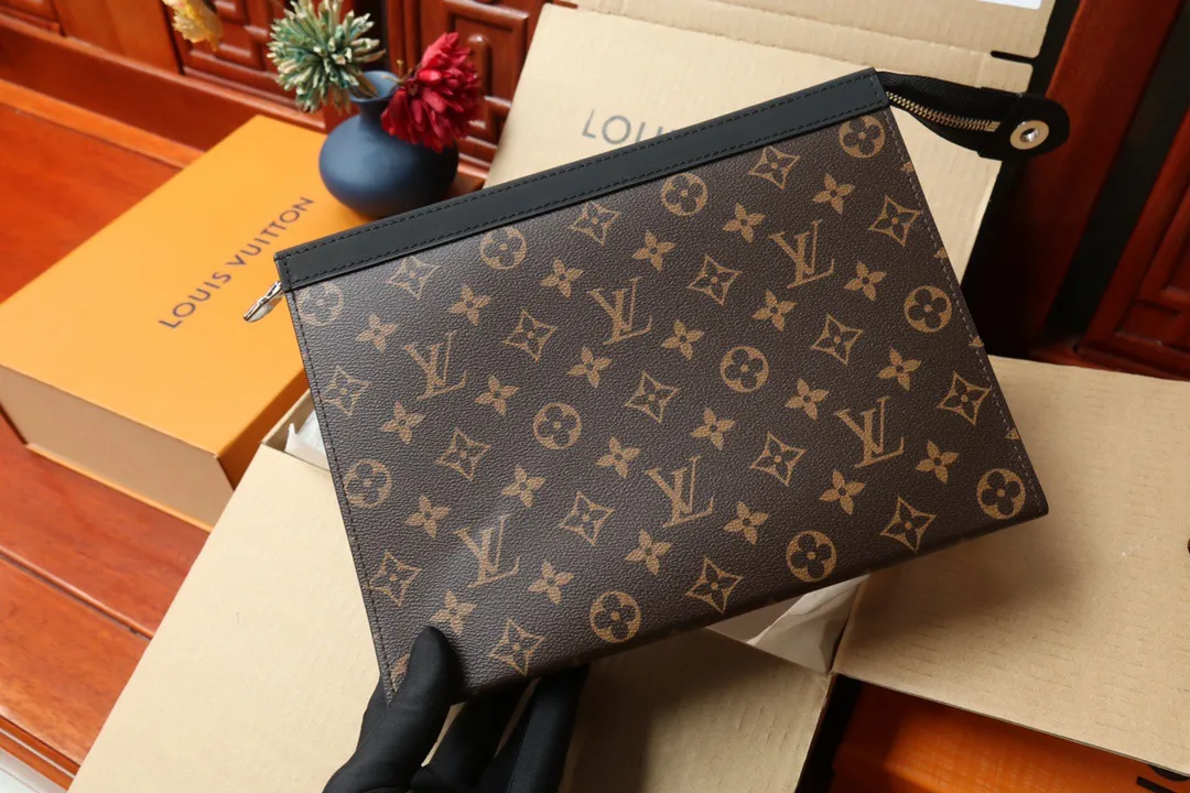 💰400 (Steel Chain) Top Original M61692 Presbyopia Pochette Voyage Handbag Cut from the new iconic black and gray Monogram Eclipse canvas, this tough style new Pochette Voyage medium handbag can easily store personal essentials. 27x 21x 5cm (length x height x width)