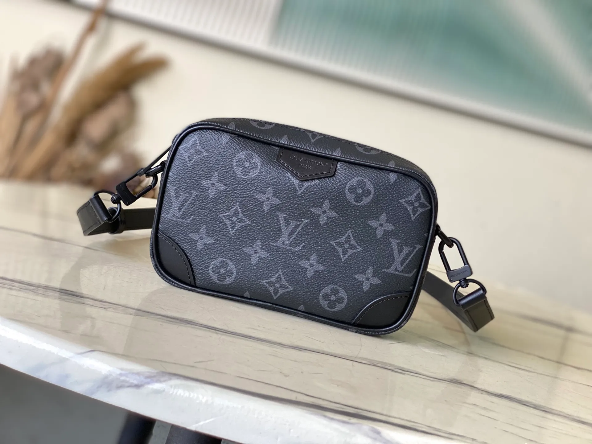 💰900 Top Original Order M14253 This Trocadero mini handbag is made of Monogram Eclipse coated canvas, with cow leather trim and dark metal parts, showing a calm style. Open the zipper to reveal a compact interior, and the interior patch pockets are designed with functional considerations in mind. Removable and adjustable shoulder strap for comfortable shoulder carry. Dimensions: 20 × 13 × 6.5 cm