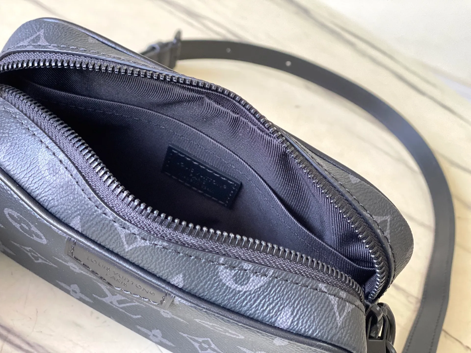 💰900 Top Original Order M14253 This Trocadero mini handbag is made of Monogram Eclipse coated canvas, with cow leather trim and dark metal parts, showing a calm style. Open the zipper to reveal a compact interior, and the interior patch pockets are designed with functional considerations in mind. Removable and adjustable shoulder strap for comfortable shoulder carry. Dimensions: 20 × 13 × 6.5 cm