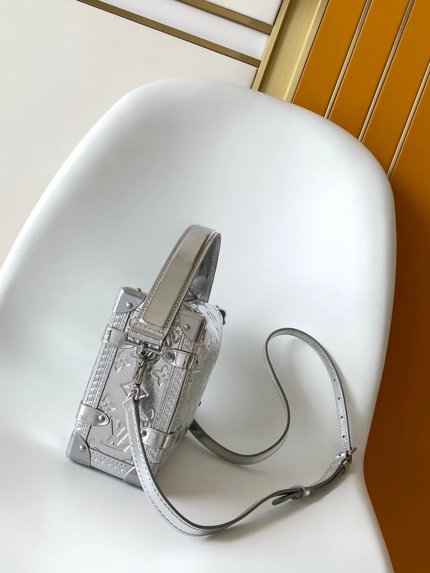 💰1280 (Top layer leather) Top original item M26223 Top original item Dynamic 163 This Monogram Miroir Side Trunk medium handbag declares the trend statement with its dazzling surface, making it a perfect choice for after-snow styling. A striking Silver hue renders fine leather, adding a futuristic edge. The S-lock continues in the same tone. The metal corners recall the original design and pay tribute to the brand’s box-making heritage. Suitable for carrying from day to night, switching seamlessly between winter outings and elegant dinners. 22.5 Handle: single handle, removable