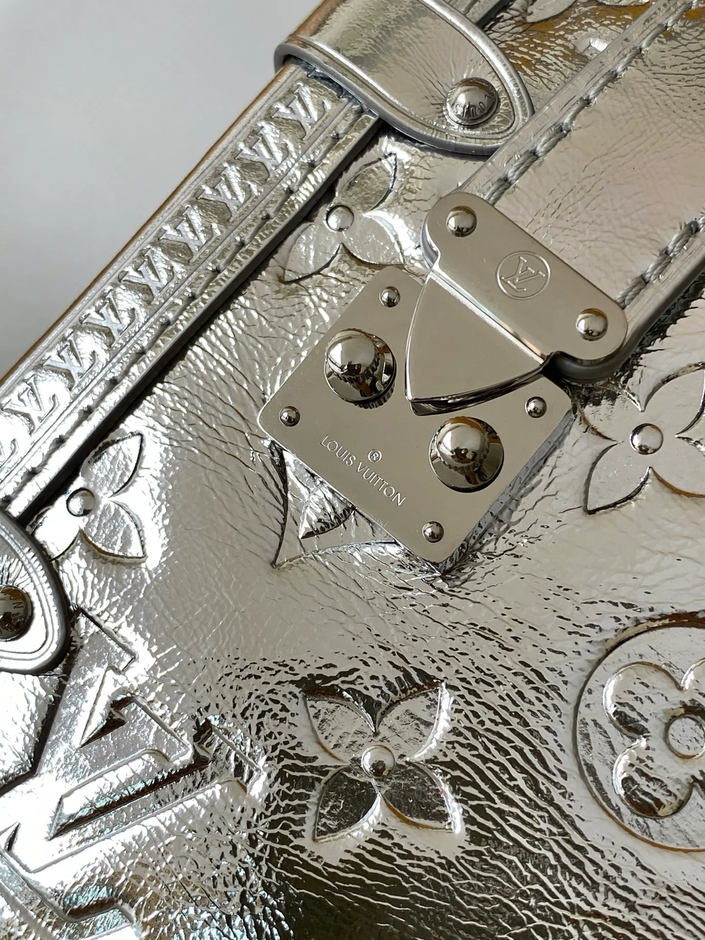 💰1280 (Top layer leather) Top original item M26223 Top original item Dynamic 163 This Monogram Miroir Side Trunk medium handbag declares the trend statement with its dazzling surface, making it a perfect choice for after-snow styling. A striking Silver hue renders fine leather, adding a futuristic edge. The S-lock continues in the same tone. The metal corners recall the original design and pay tribute to the brand’s box-making heritage. Suitable for carrying from day to night, switching seamlessly between winter outings and elegant dinners. 22.5 Handle: single handle, removable